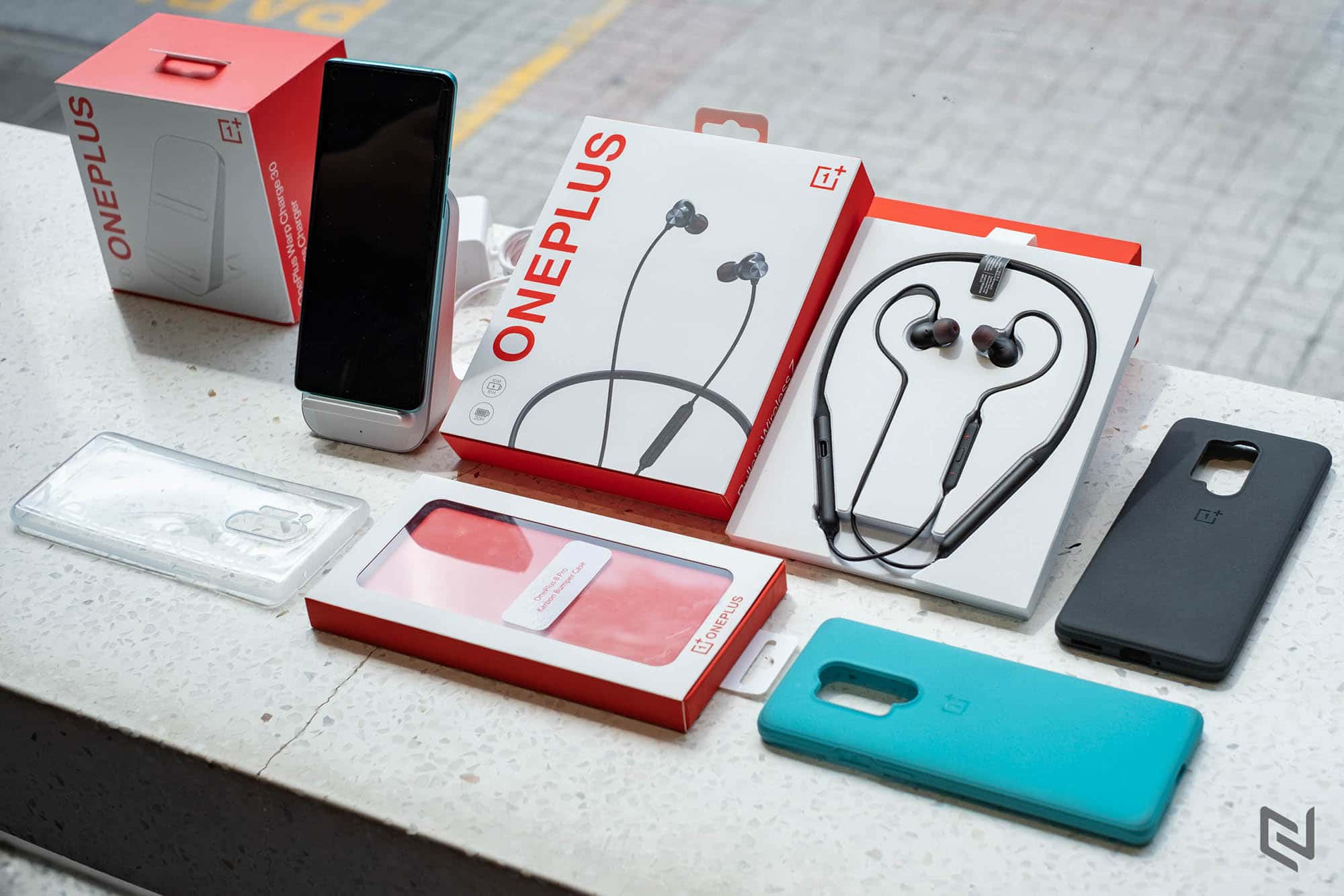 Trên tay bộ quà tặng cho khách hàng đặt trước OnePlus 8 Pro tổng trị giá tới 5 triệu đồng