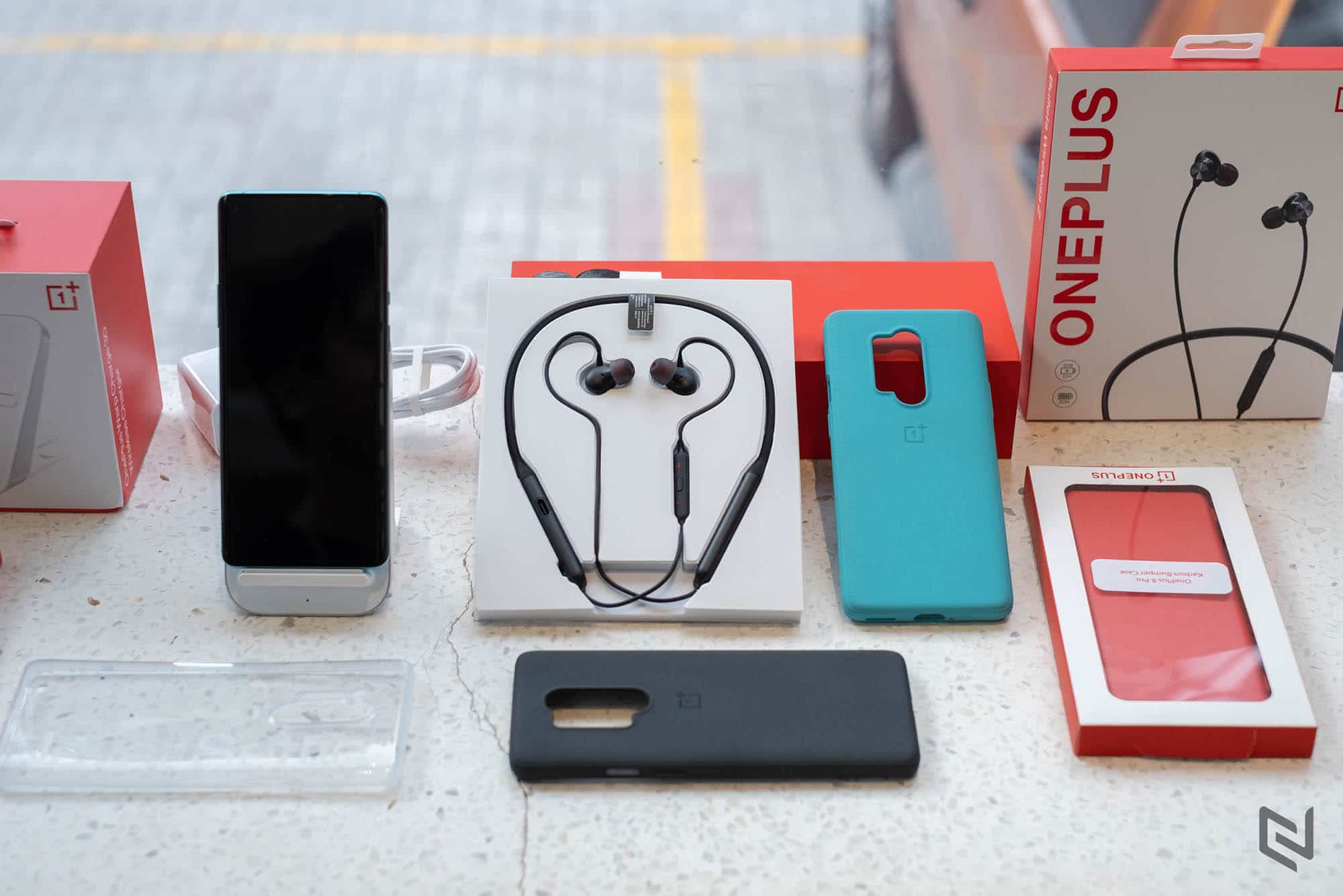 Trên tay bộ quà tặng cho khách hàng đặt trước OnePlus 8 Pro tổng trị giá tới 5 triệu đồng