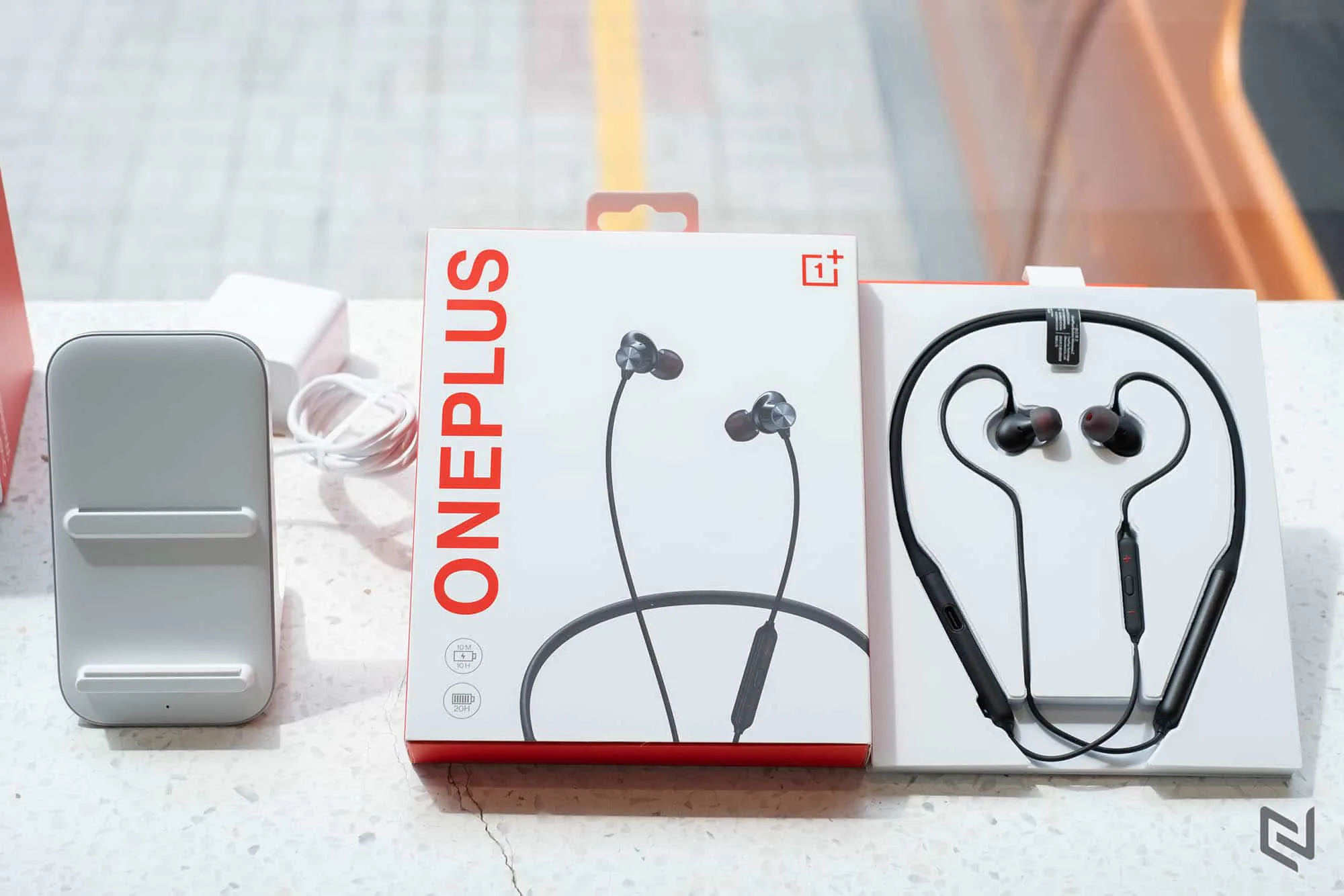 Trên tay bộ quà tặng cho khách hàng đặt trước OnePlus 8 Pro tổng trị giá tới 5 triệu đồng
