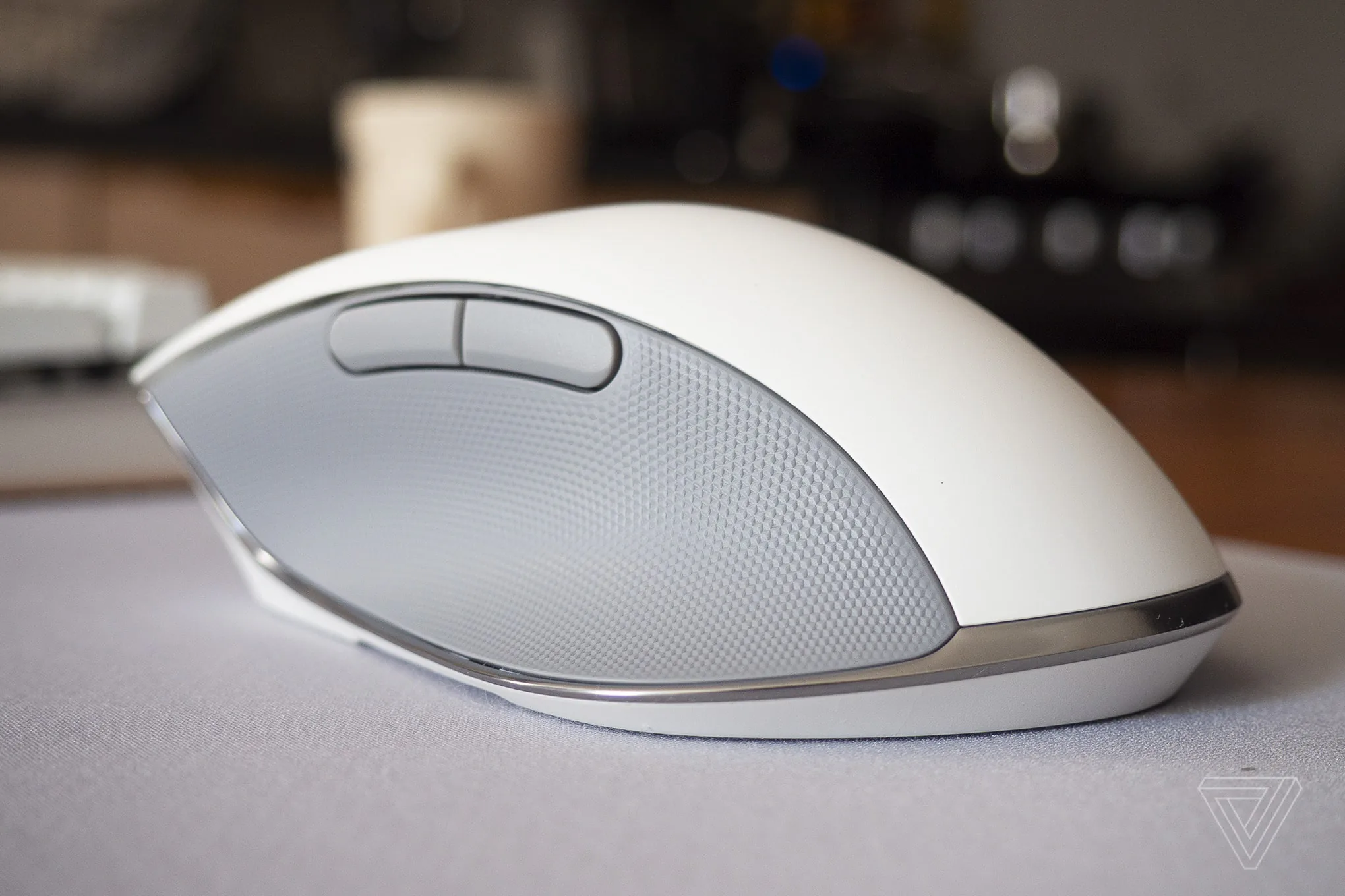 Razer ra mắt chuột Pro Click với thiết kế mới lạ công thái học, giá 99.99 USD