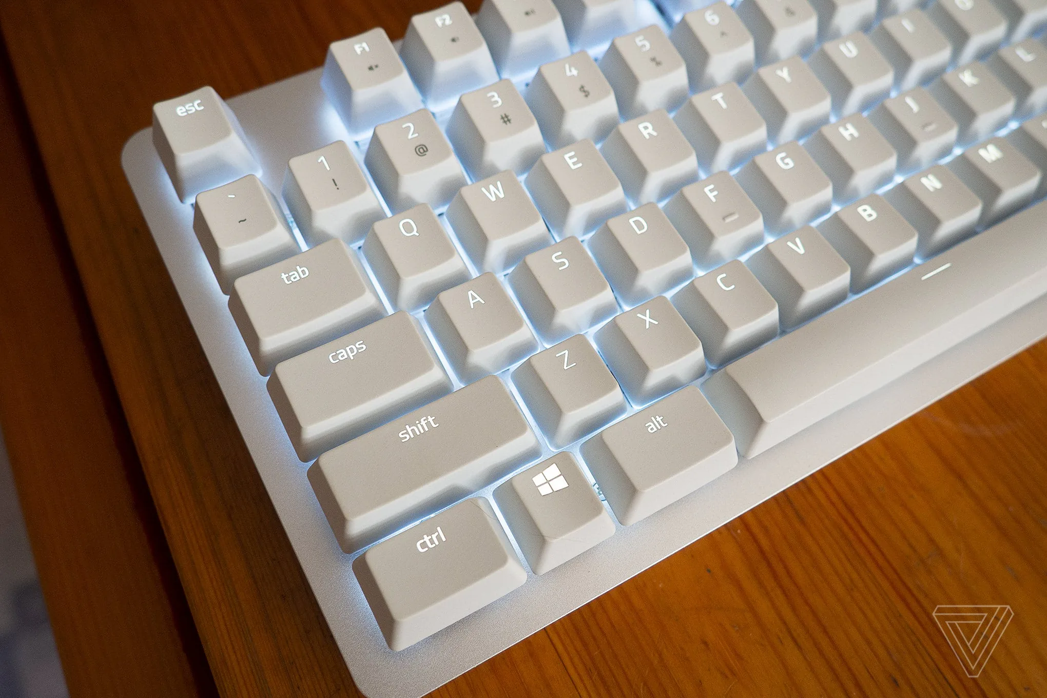 Razer ra mắt chuột Pro Click với thiết kế mới lạ công thái học, giá 99.99 USD