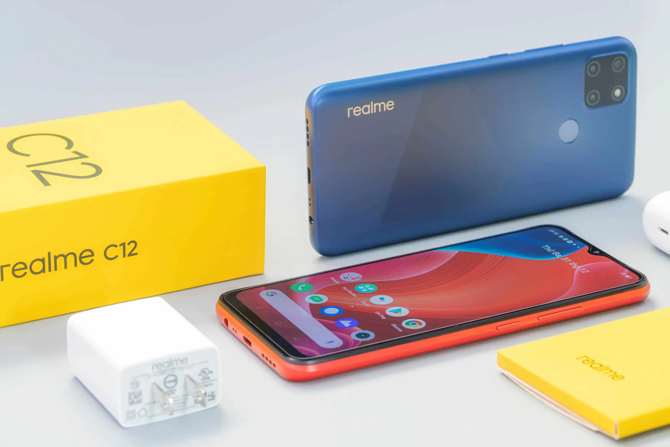 Realme ra mắt Realme C12 với pin khủng 6,000mAh, 3 camera, màn hình giọt sương cải tiến 6.5 inch