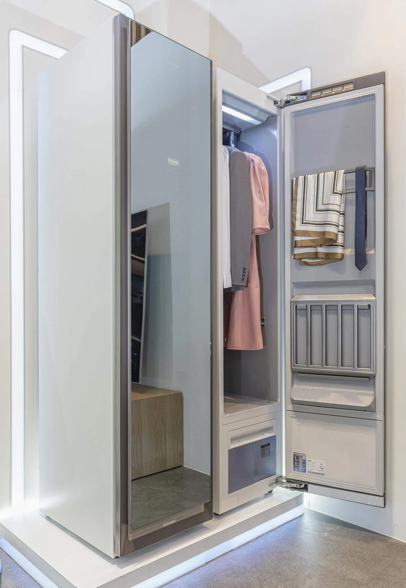 Samsung ra mắt tủ chăm sóc quần áo thông minh AirDresser tại Việt Nam, giá 50 triệu đồng