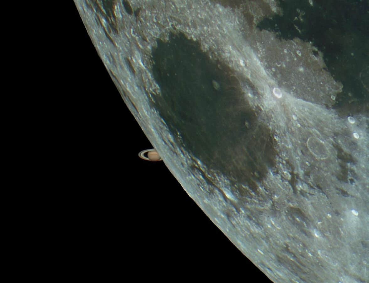 Bức ảnh chụp Sao Thổ lâp ló đằng sau Mặt Trăng thú vị