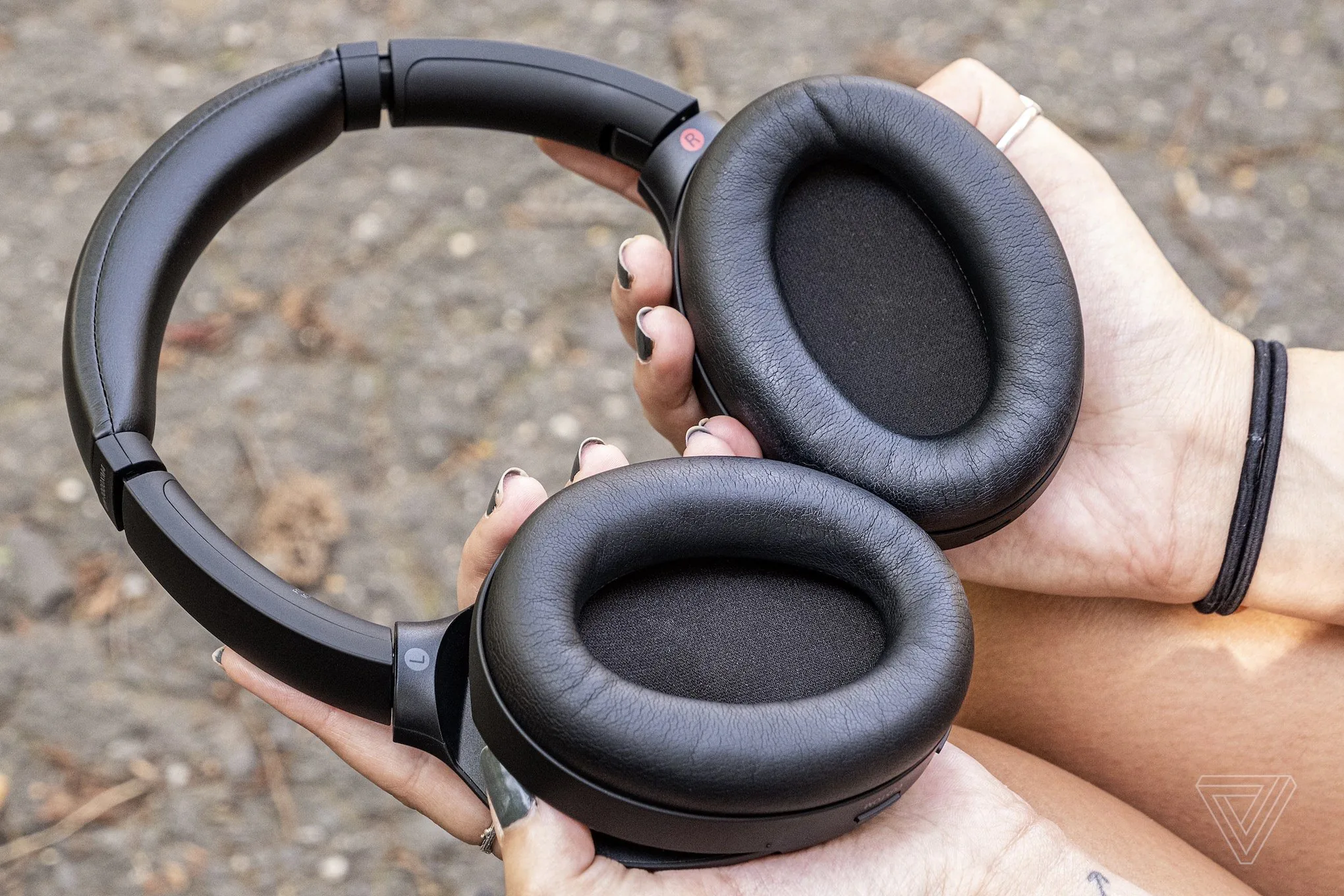 Sony ra mắt tai nghe chống ồn chủ động WH-1000XM4
