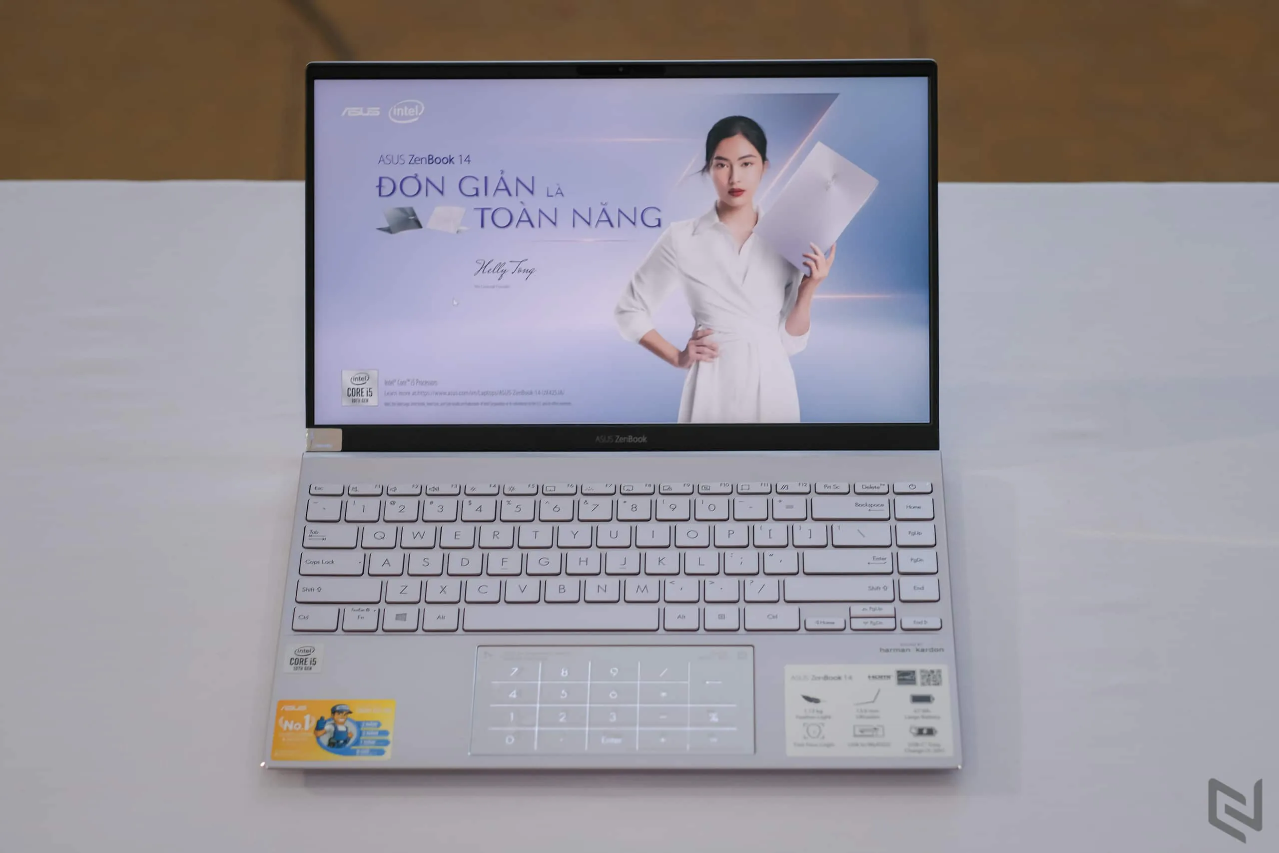 ASUS giới thiệu ZenBook 14 UX425, laptop 14-inch mỏng nhất thế giới với đầy đủ cổng kết nối