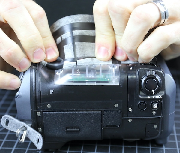 Tháo tung một chiếc máy ảnh Fujifilm GFX 100 bị nước muối ăn mòn