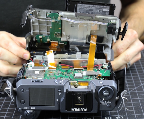 Tháo tung một chiếc máy ảnh Fujifilm GFX 100 bị nước muối ăn mòn