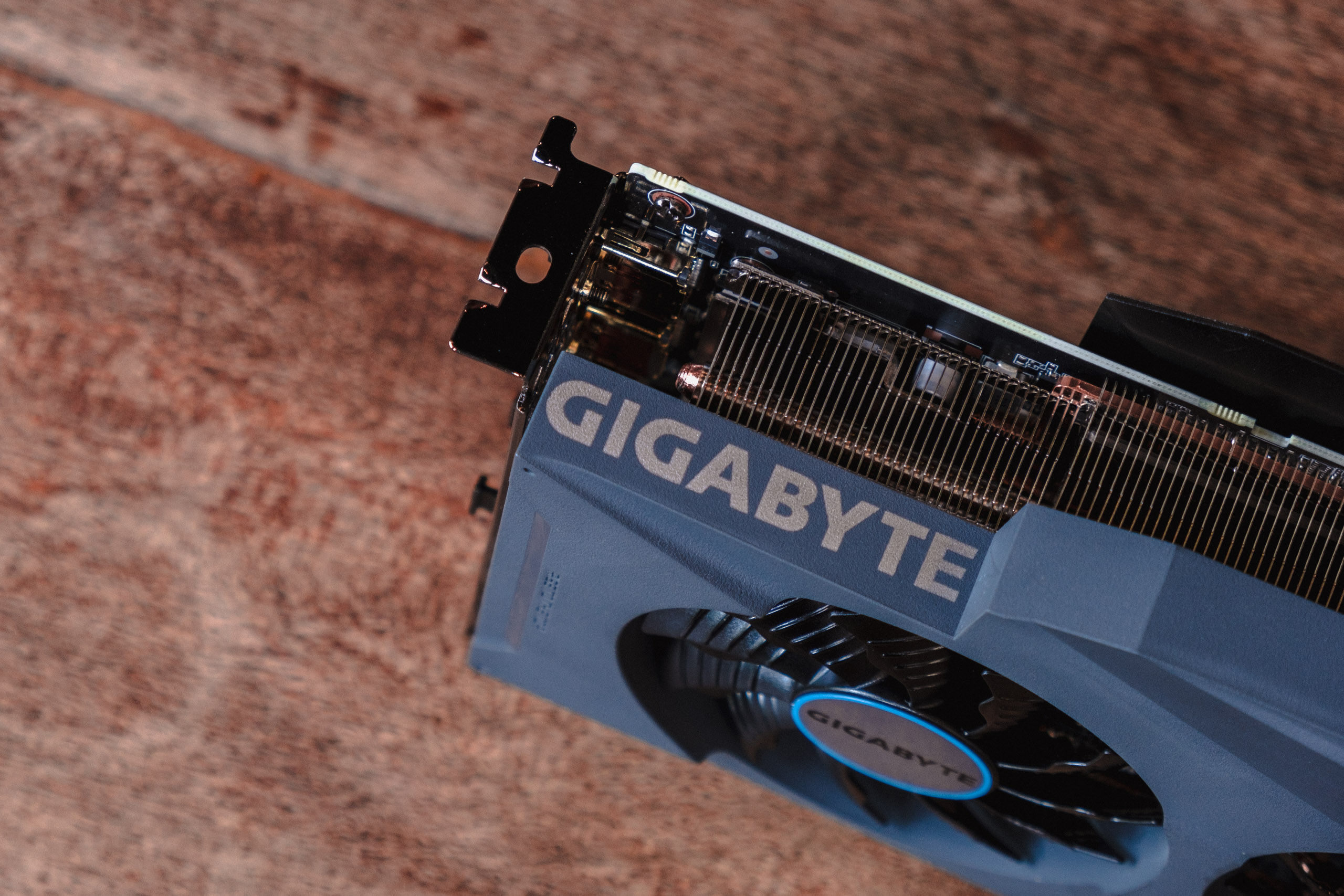 Trên tay card đồ hoạ GIGABYTE Geforce RTX 3080 EAGLE OC 10G mới: Hệ thống tản nhiệt mới mát hơn, mạnh mẽ hơn so với thế hệ trước và đẹp hơn rất nhiều