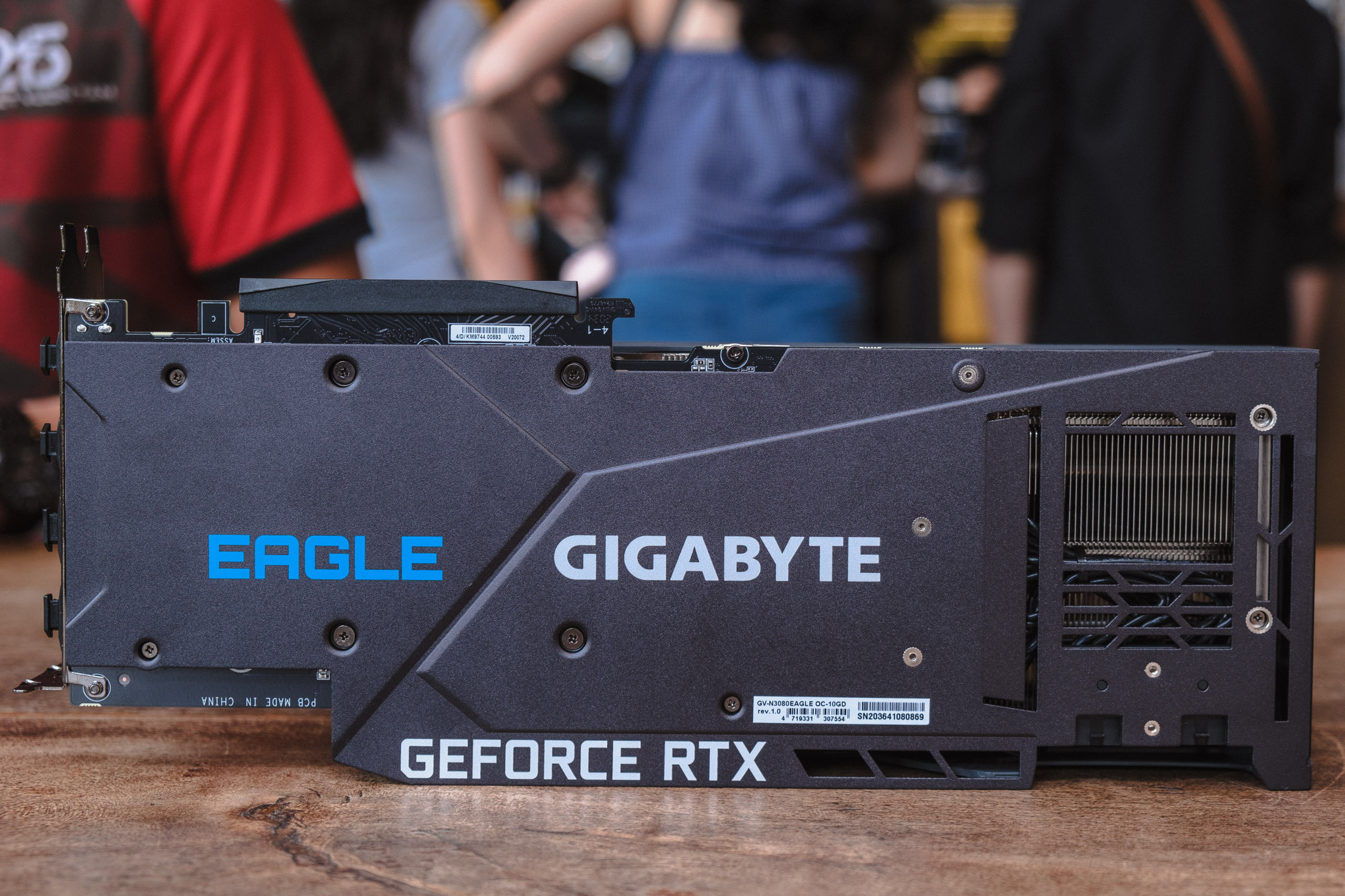 Trên tay card đồ hoạ GIGABYTE Geforce RTX 3080 EAGLE OC 10G mới: Hệ thống tản nhiệt mới mát hơn, mạnh mẽ hơn so với thế hệ trước và đẹp hơn rất nhiều