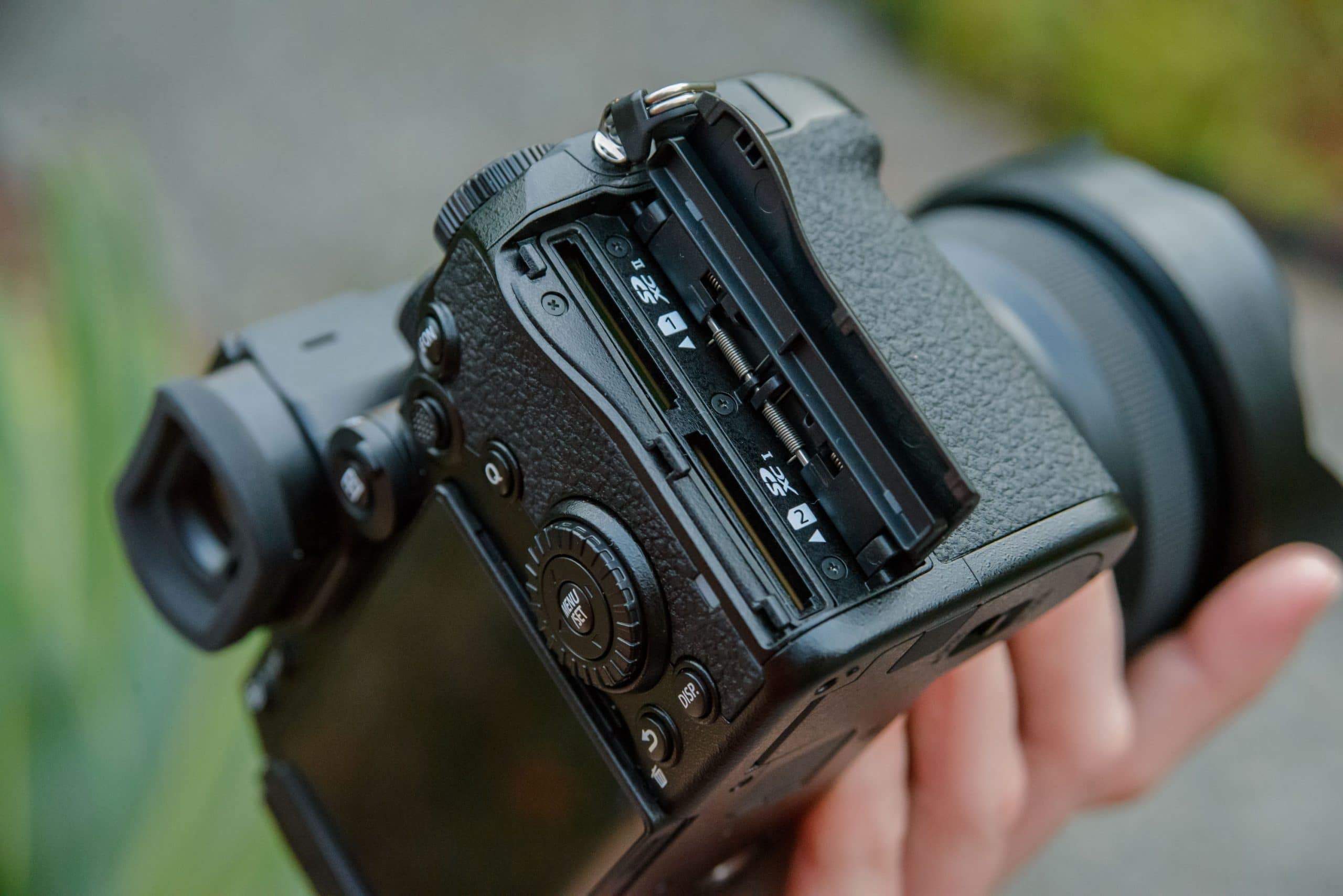 Panasonic ra mắt máy ảnh Lumix S5: Máy ảnh full frame gọn nhẹ cho cả chụp ảnh và quay video