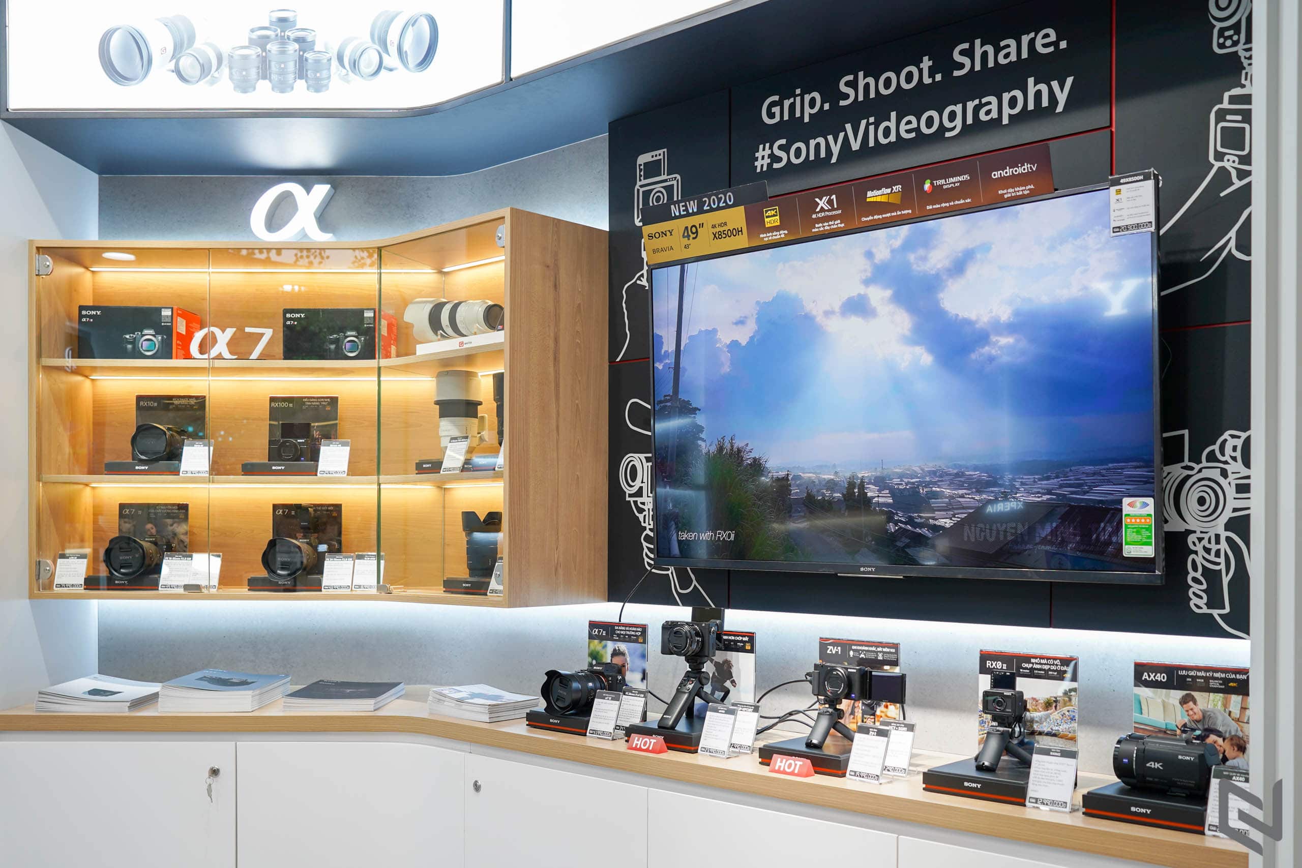 Mua sắm và trải nghiệm công nghệ hình ảnh, âm thanh đỉnh cao tại Sony Center Crescent Mall