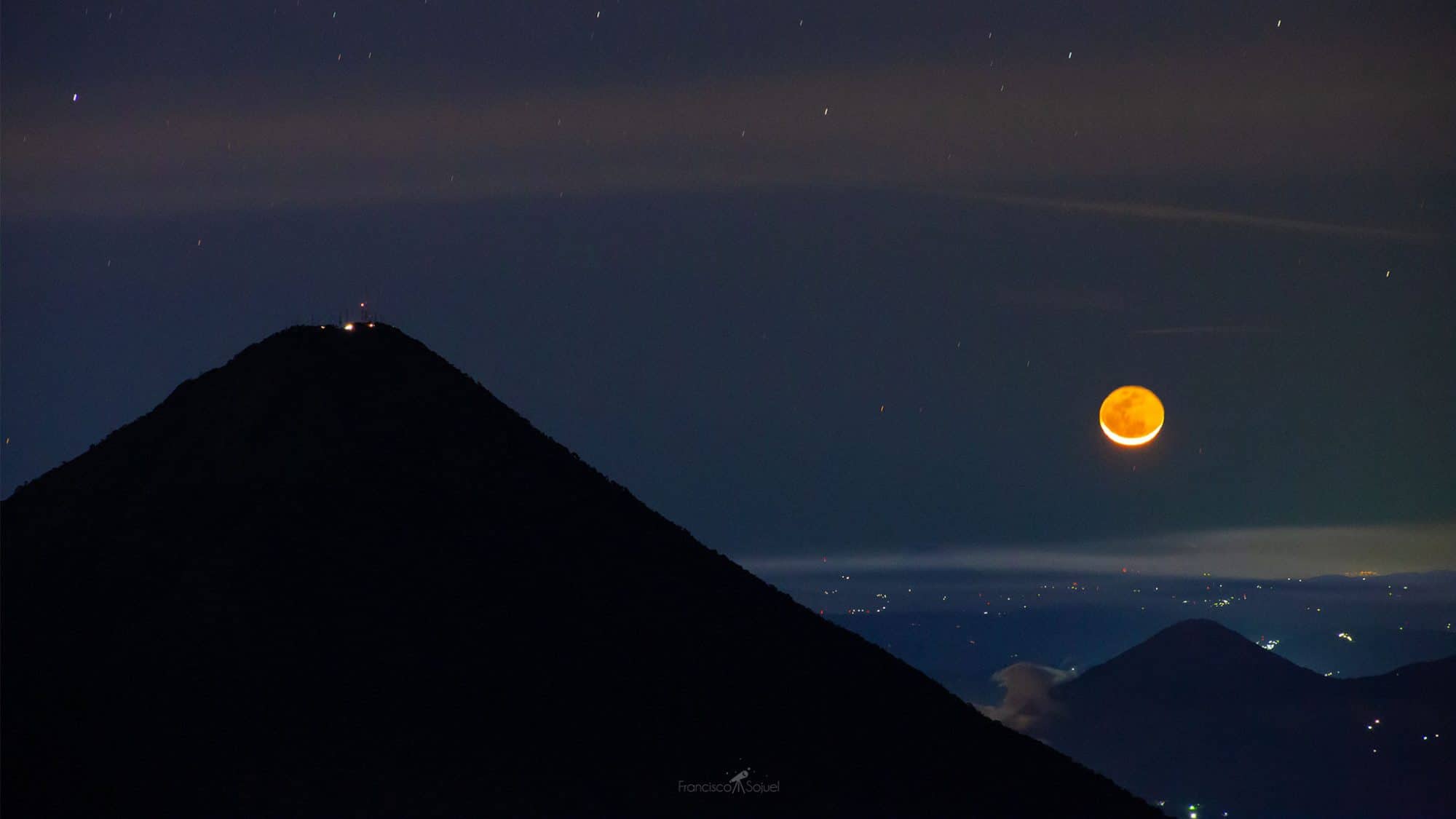 Bức ảnh hiếm hoi của nhiếp ảnh gia chụp Mặt Trăng giống như Sao Thổ