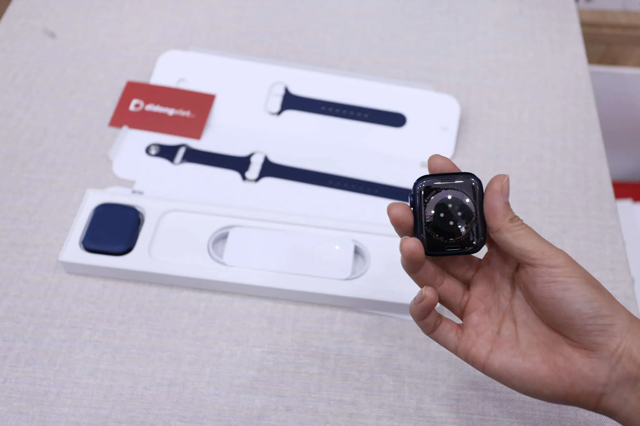 Trên tay Apple Watch Series 6 và Apple Watch SE tại Việt Nam, giá ban đầu từ 9.1 triệu