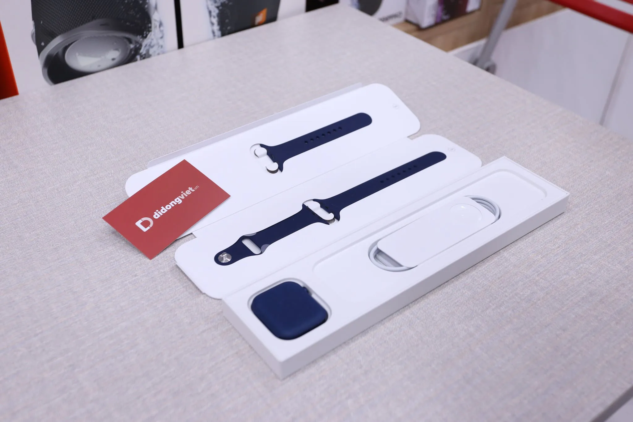 Trên tay Apple Watch Series 6 và Apple Watch SE tại Việt Nam, giá ban đầu từ 9.1 triệu