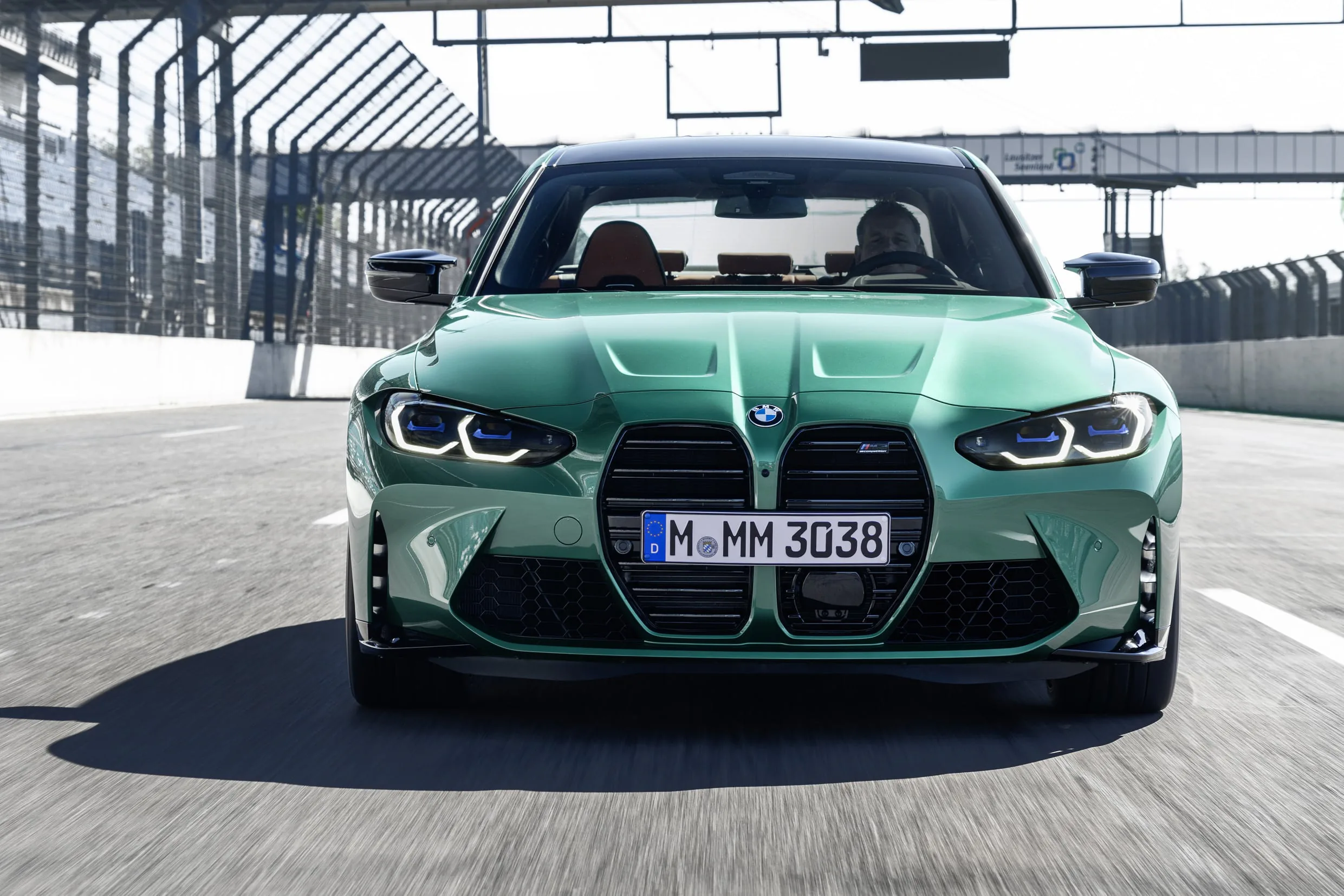 BMW M3 Sedan và BMW M4 Coupe 2021 ra mắt: Khối động cơ mạnh mẽ, hệ dẫn động AWD, giá từ 69,000 USD