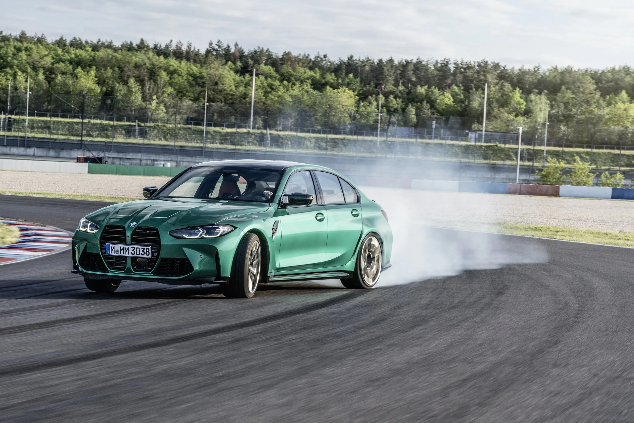 BMW M3 Sedan và BMW M4 Coupe 2021 ra mắt: Khối động cơ mạnh mẽ, hệ dẫn động AWD, giá từ 69,000 USD