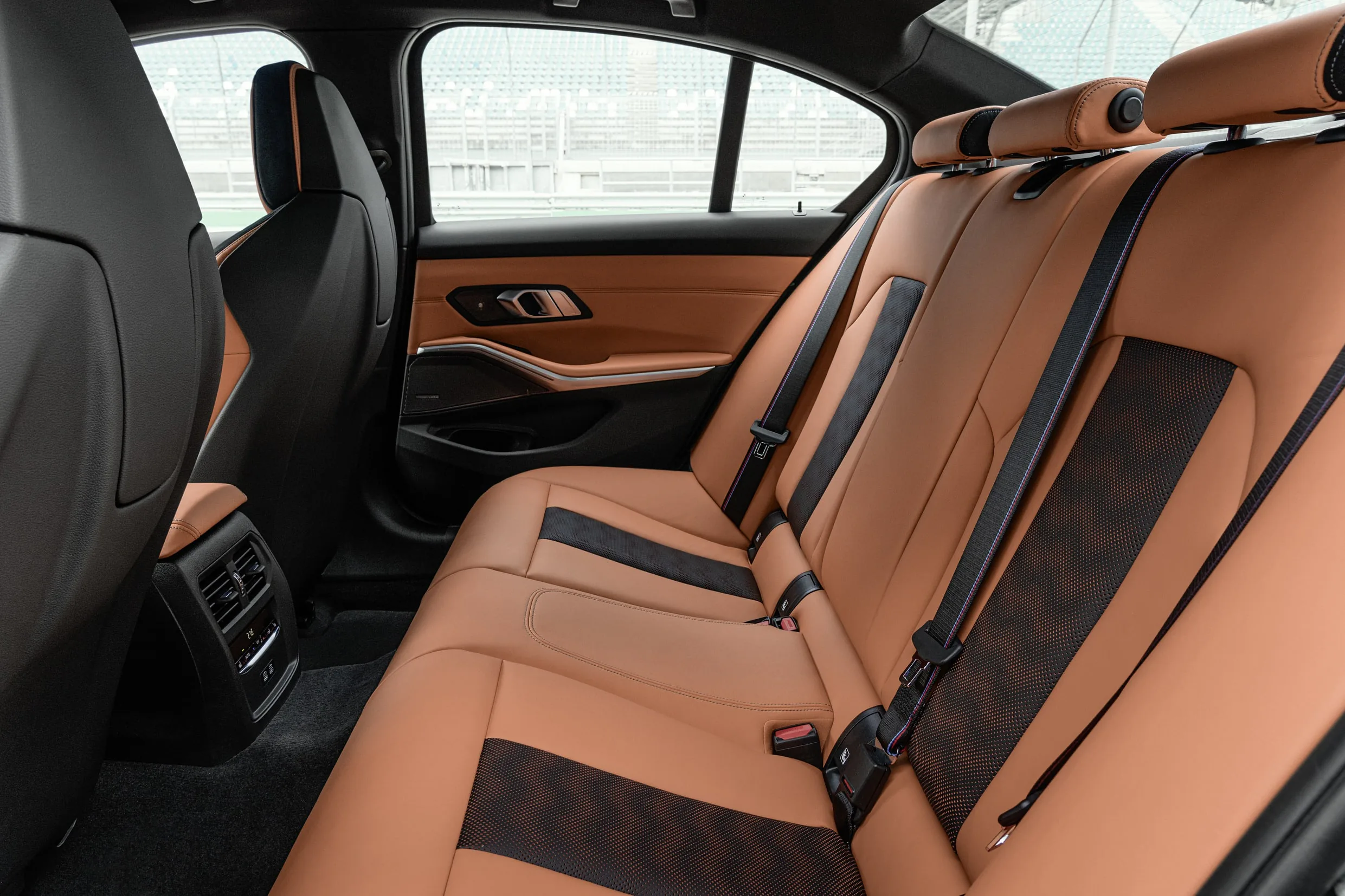 BMW M3 Sedan và BMW M4 Coupe 2021 ra mắt: Khối động cơ mạnh mẽ, hệ dẫn động AWD, giá từ 69,000 USD