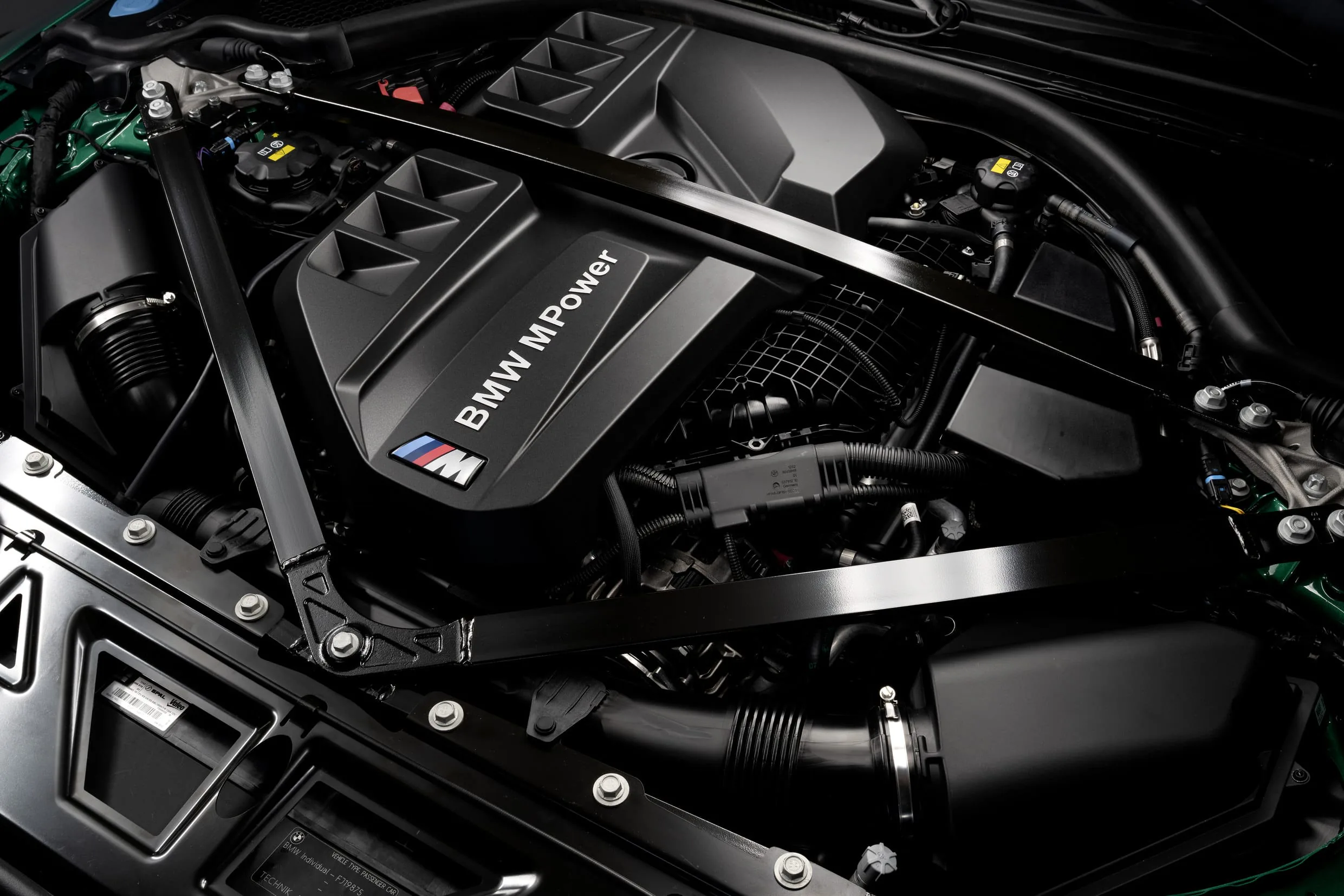 BMW M3 Sedan và BMW M4 Coupe 2021 ra mắt: Khối động cơ mạnh mẽ, hệ dẫn động AWD, giá từ 69,000 USD