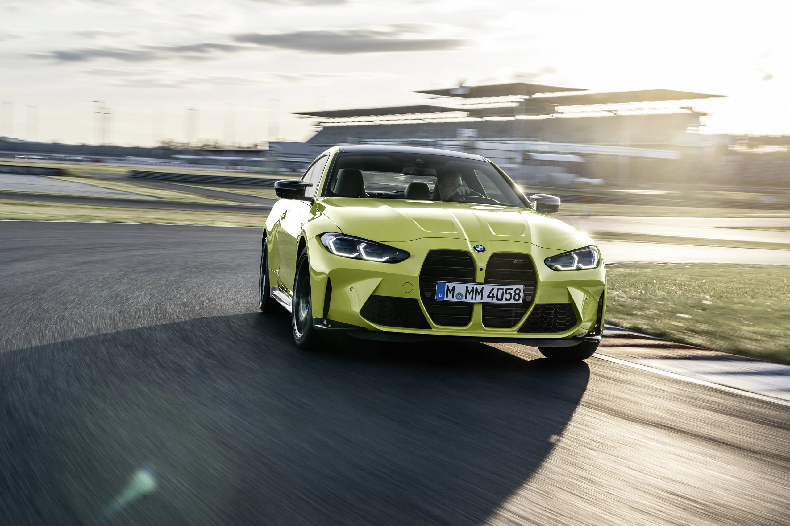 BMW M3 Sedan và BMW M4 Coupe 2021 ra mắt: Khối động cơ mạnh mẽ, hệ dẫn động AWD, giá từ 69,000 USD