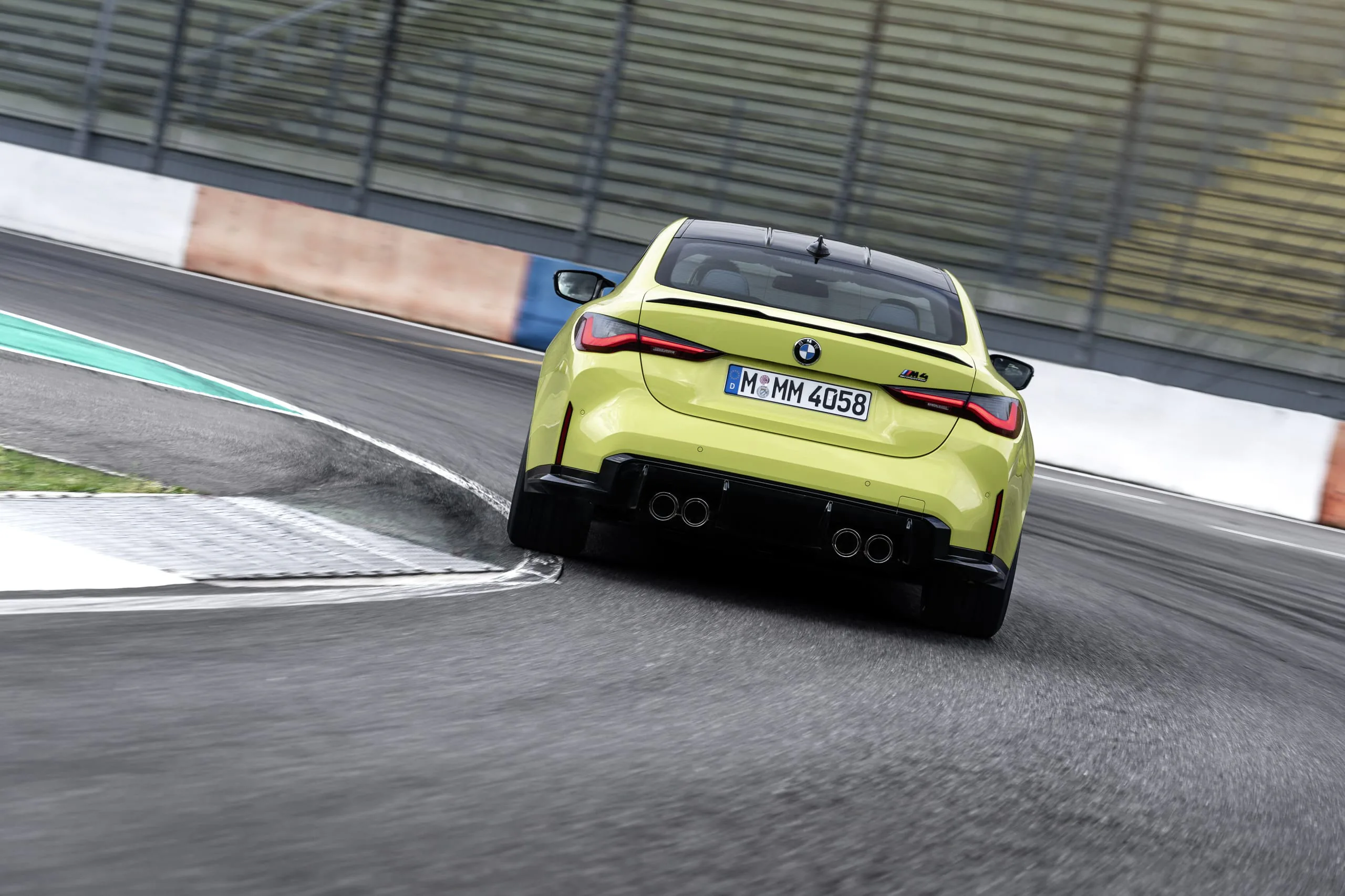 BMW M3 Sedan và BMW M4 Coupe 2021 ra mắt: Khối động cơ mạnh mẽ, hệ dẫn động AWD, giá từ 69,000 USD