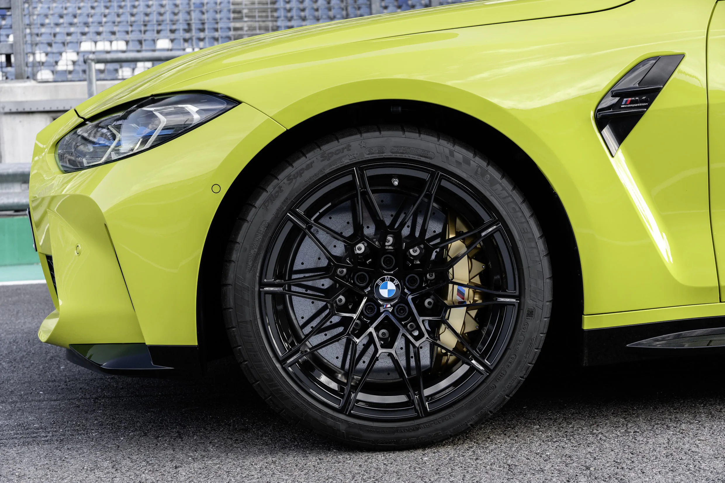 BMW M3 Sedan và BMW M4 Coupe 2021 ra mắt: Khối động cơ mạnh mẽ, hệ dẫn động AWD, giá từ 69,000 USD