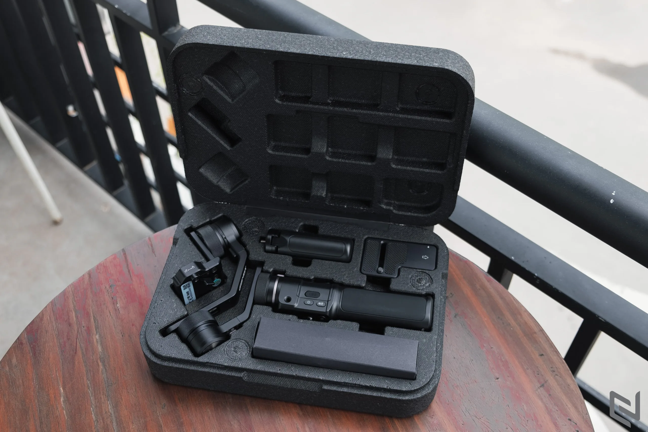 Trên tay gimbal FeiyuTech G6 Max: Nhỏ gọn và đa năng dùng được cho máy ảnh và điện thoại