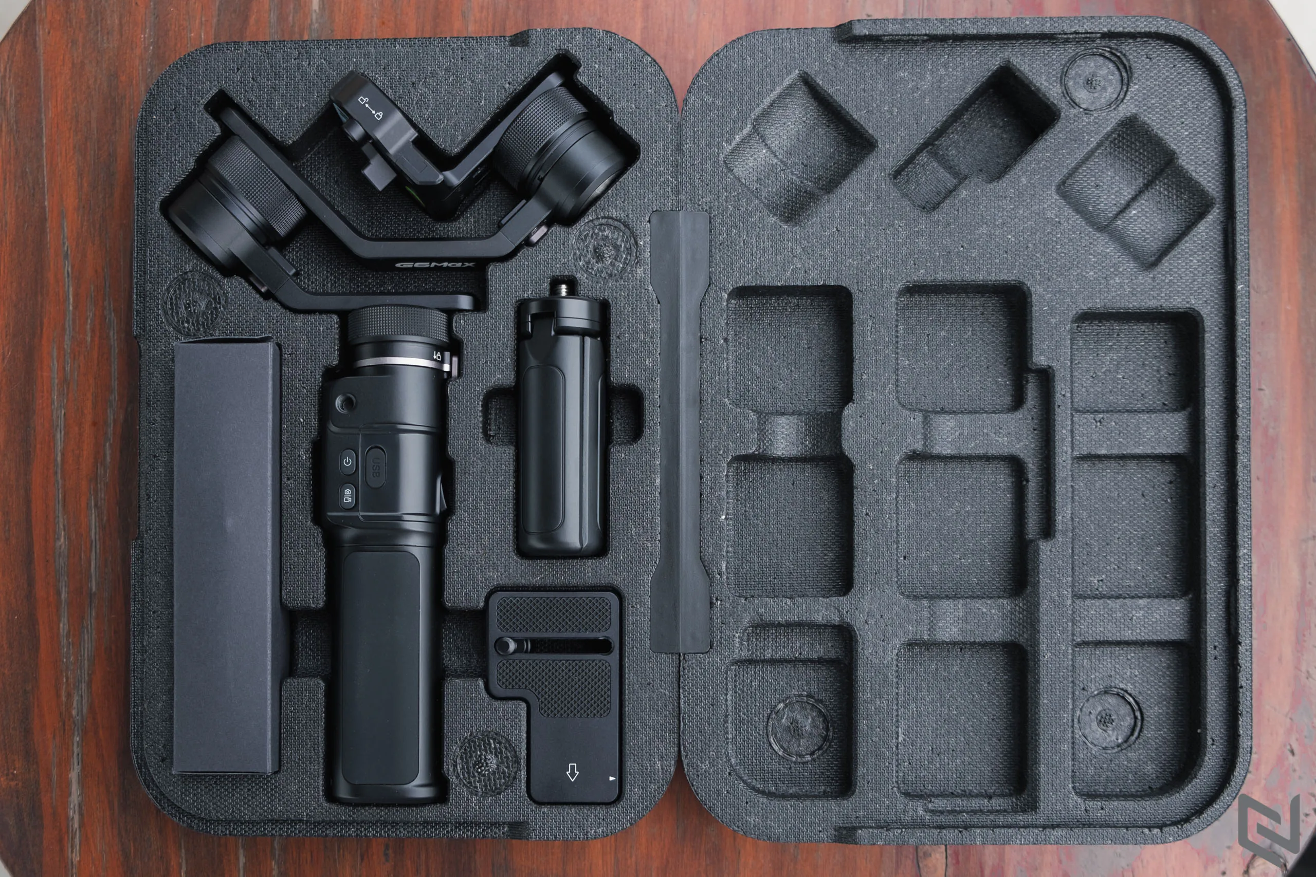 Trên tay gimbal FeiyuTech G6 Max: Nhỏ gọn và đa năng dùng được cho máy ảnh và điện thoại