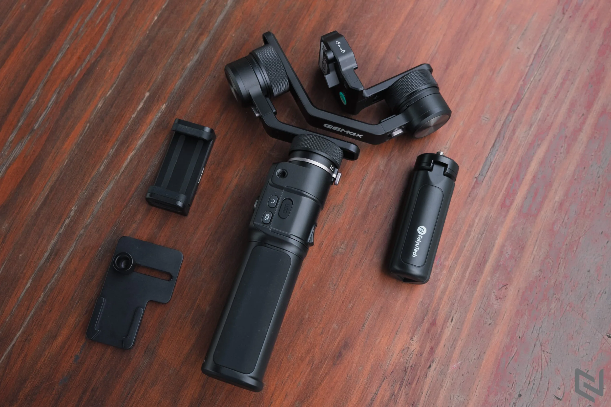 Trên tay gimbal FeiyuTech G6 Max: Nhỏ gọn và đa năng dùng được cho máy ảnh và điện thoại