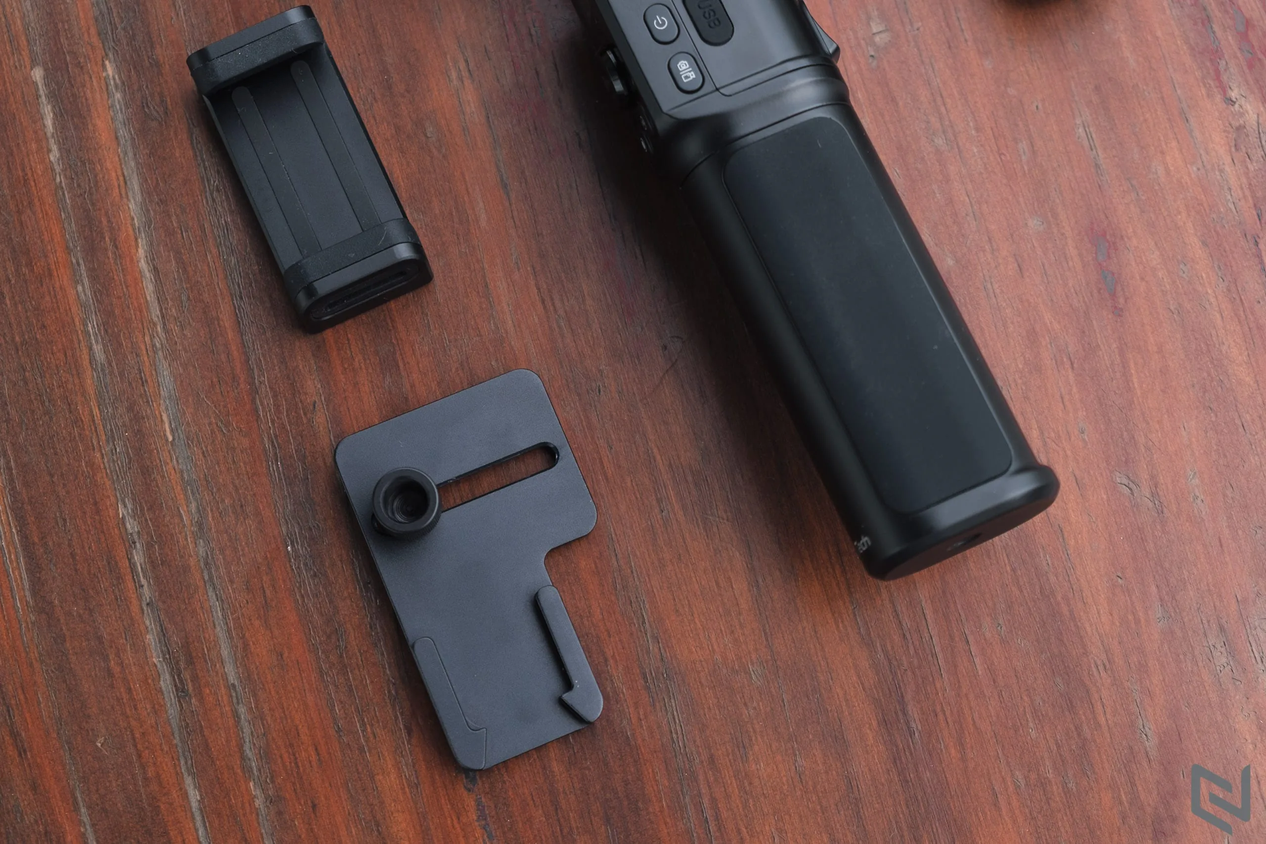 Trên tay gimbal FeiyuTech G6 Max: Nhỏ gọn và đa năng dùng được cho máy ảnh và điện thoại
