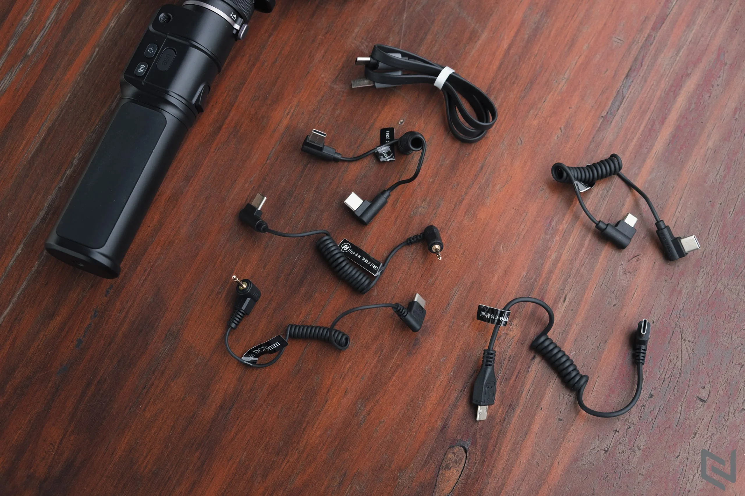 Trên tay gimbal FeiyuTech G6 Max: Nhỏ gọn và đa năng dùng được cho máy ảnh và điện thoại