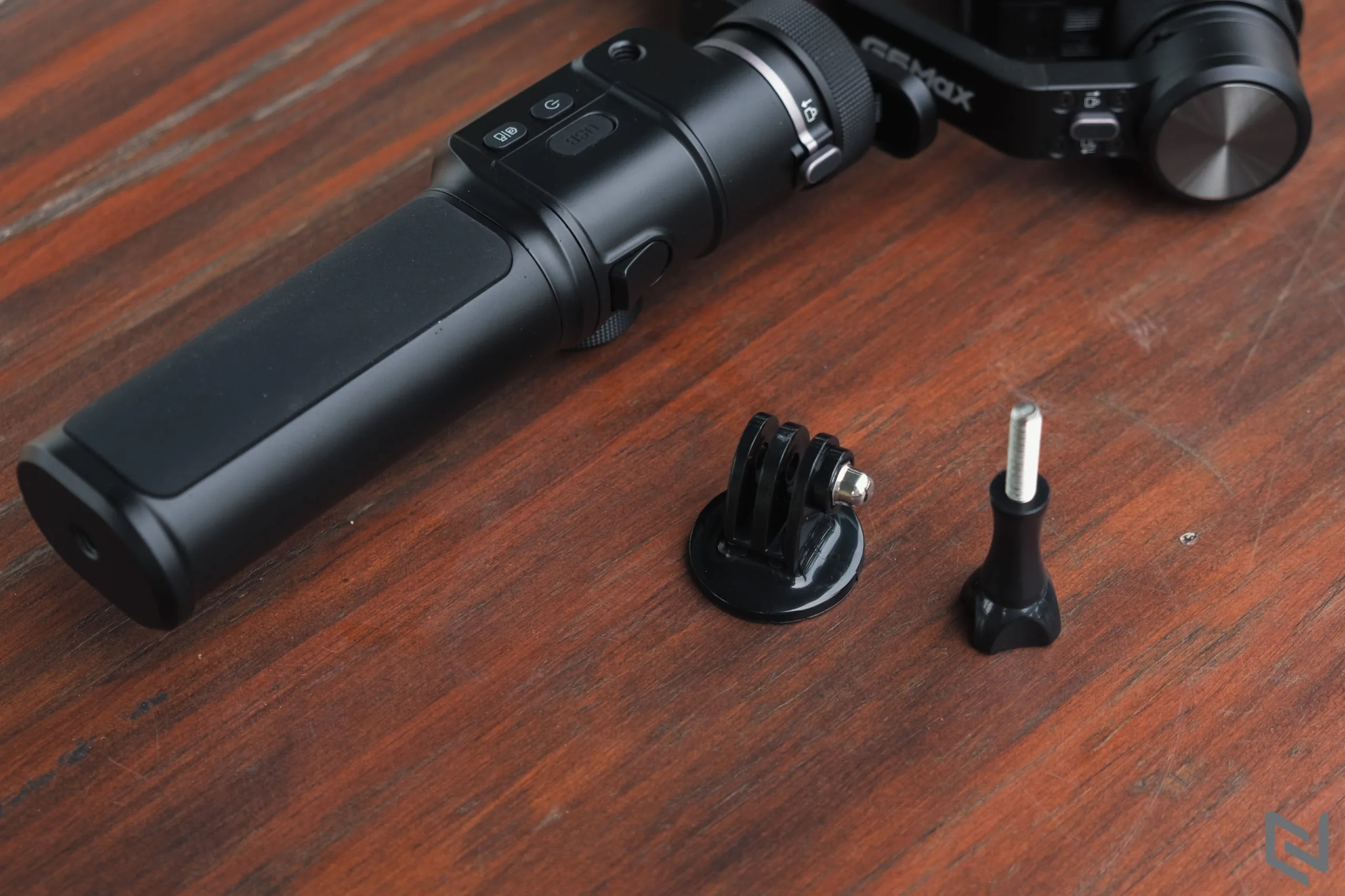 Trên tay gimbal FeiyuTech G6 Max: Nhỏ gọn và đa năng dùng được cho máy ảnh và điện thoại