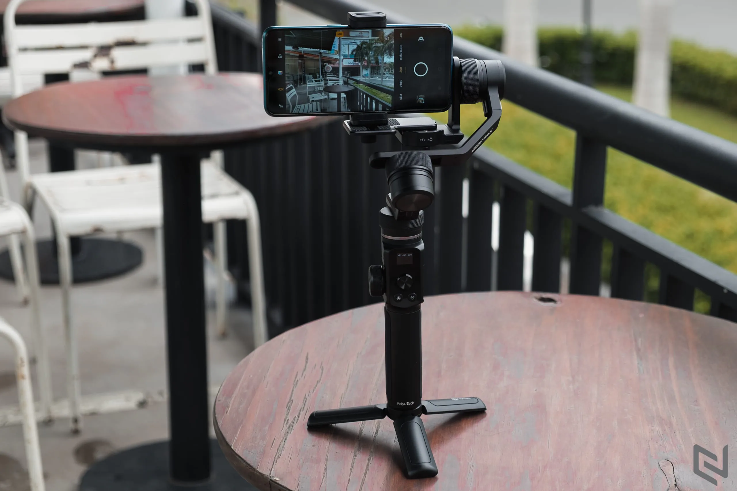 Trên tay gimbal FeiyuTech G6 Max: Nhỏ gọn và đa năng dùng được cho máy ảnh và điện thoại