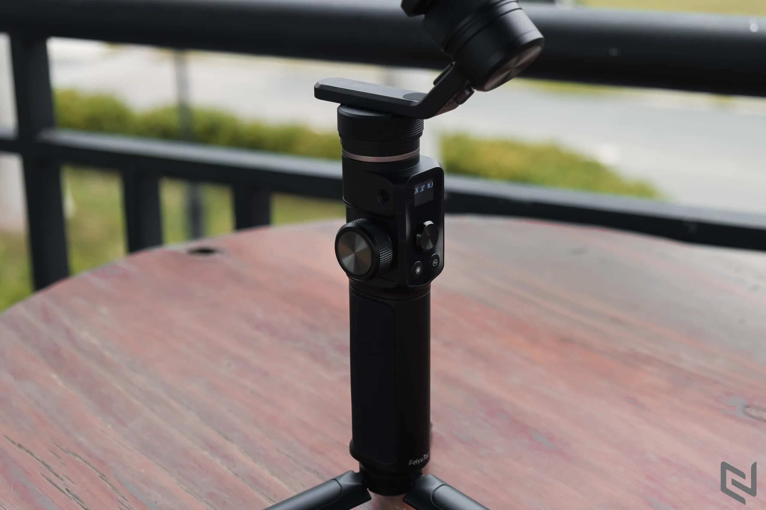 Trên tay gimbal FeiyuTech G6 Max: Nhỏ gọn và đa năng dùng được cho máy ảnh và điện thoại