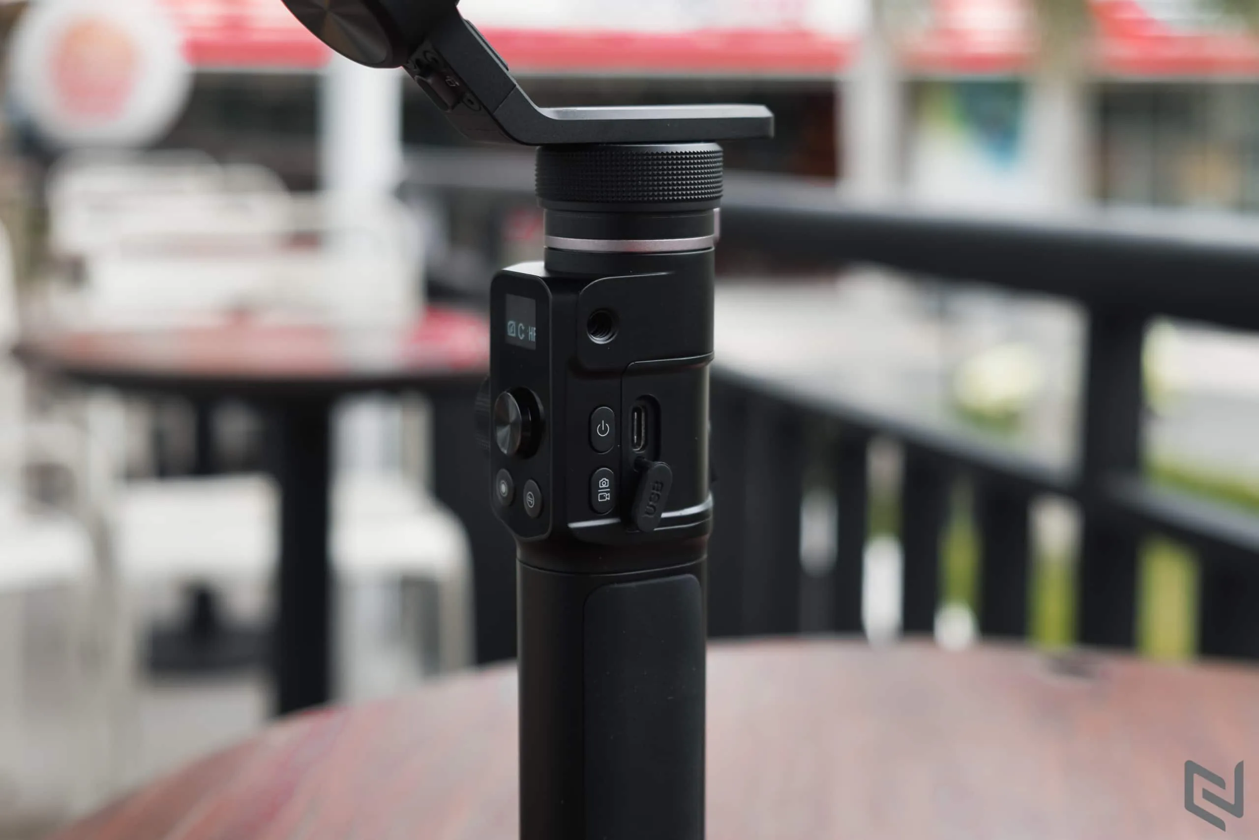 Trên tay gimbal FeiyuTech G6 Max: Nhỏ gọn và đa năng dùng được cho máy ảnh và điện thoại