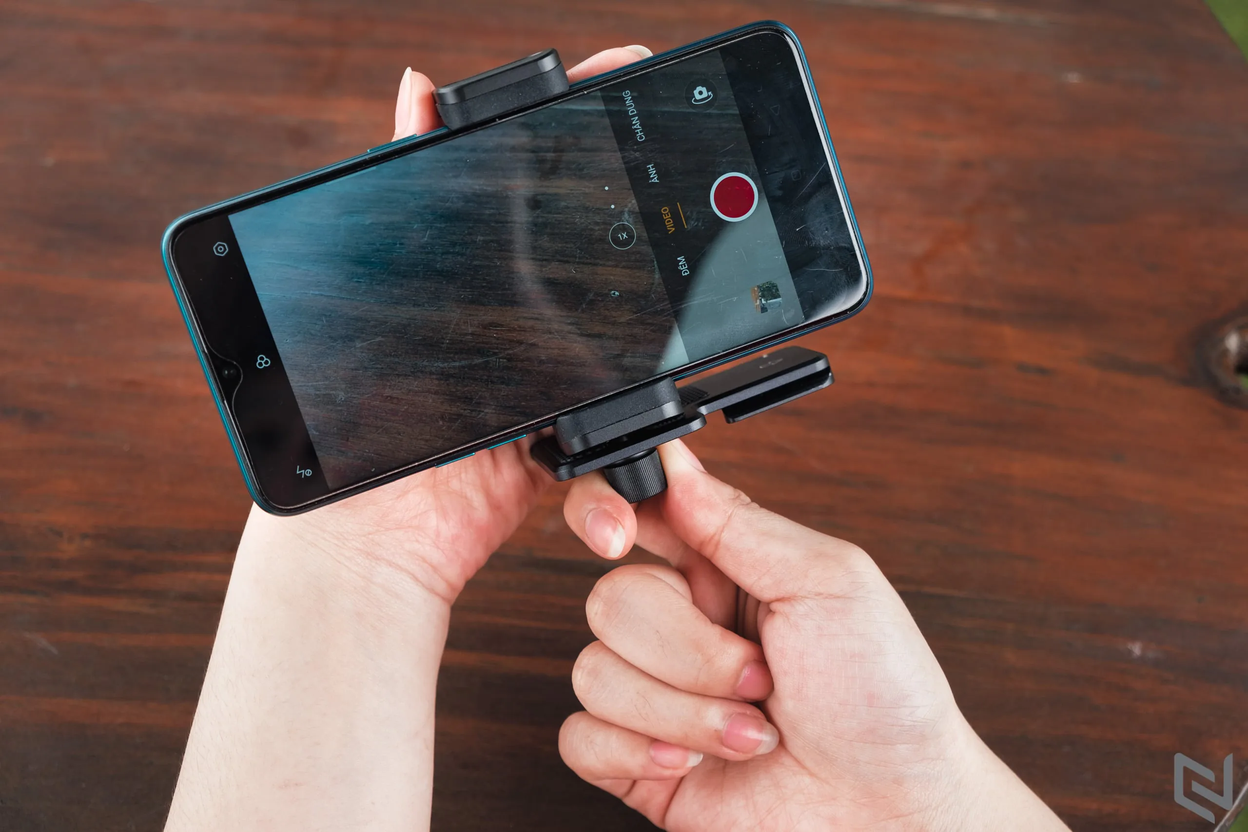 Trên tay gimbal FeiyuTech G6 Max: Nhỏ gọn và đa năng dùng được cho máy ảnh và điện thoại