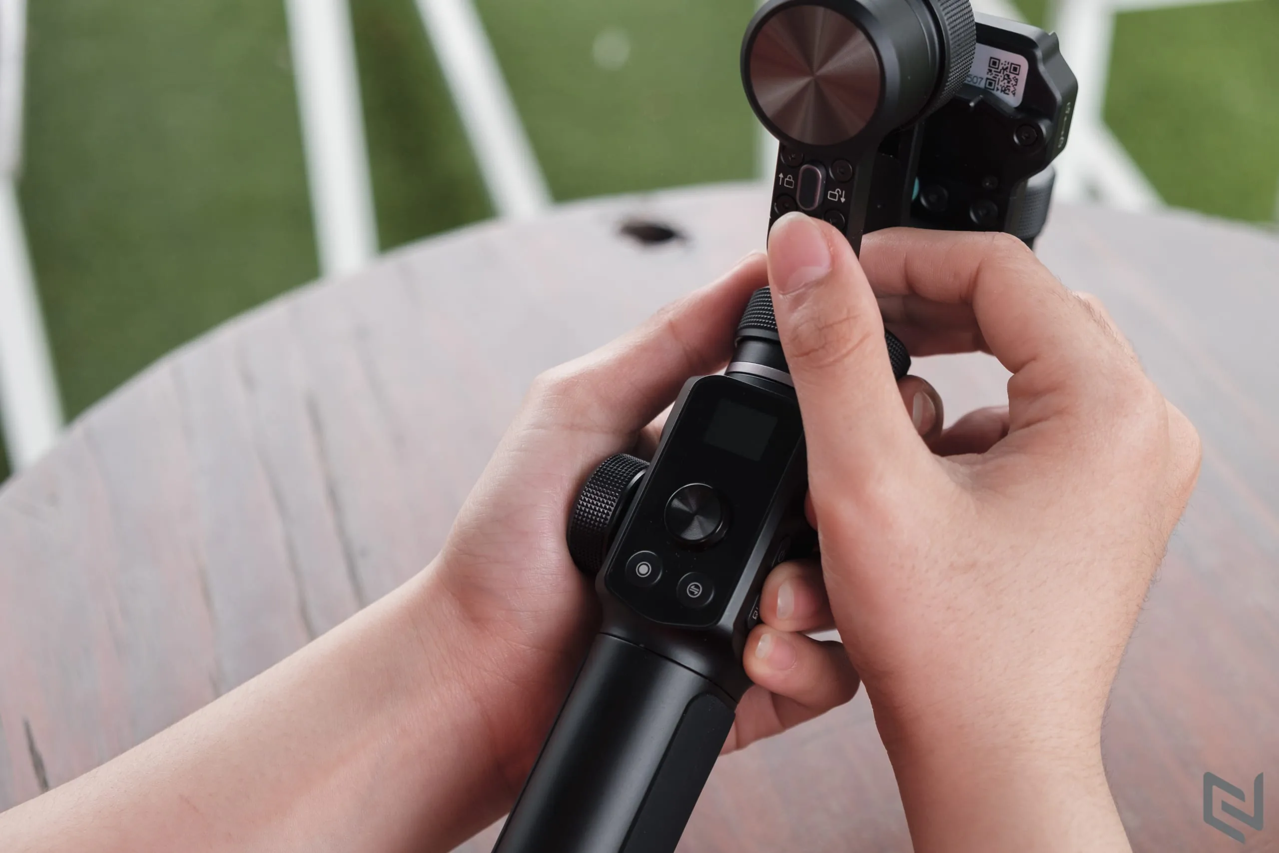Trên tay gimbal FeiyuTech G6 Max: Nhỏ gọn và đa năng dùng được cho máy ảnh và điện thoại