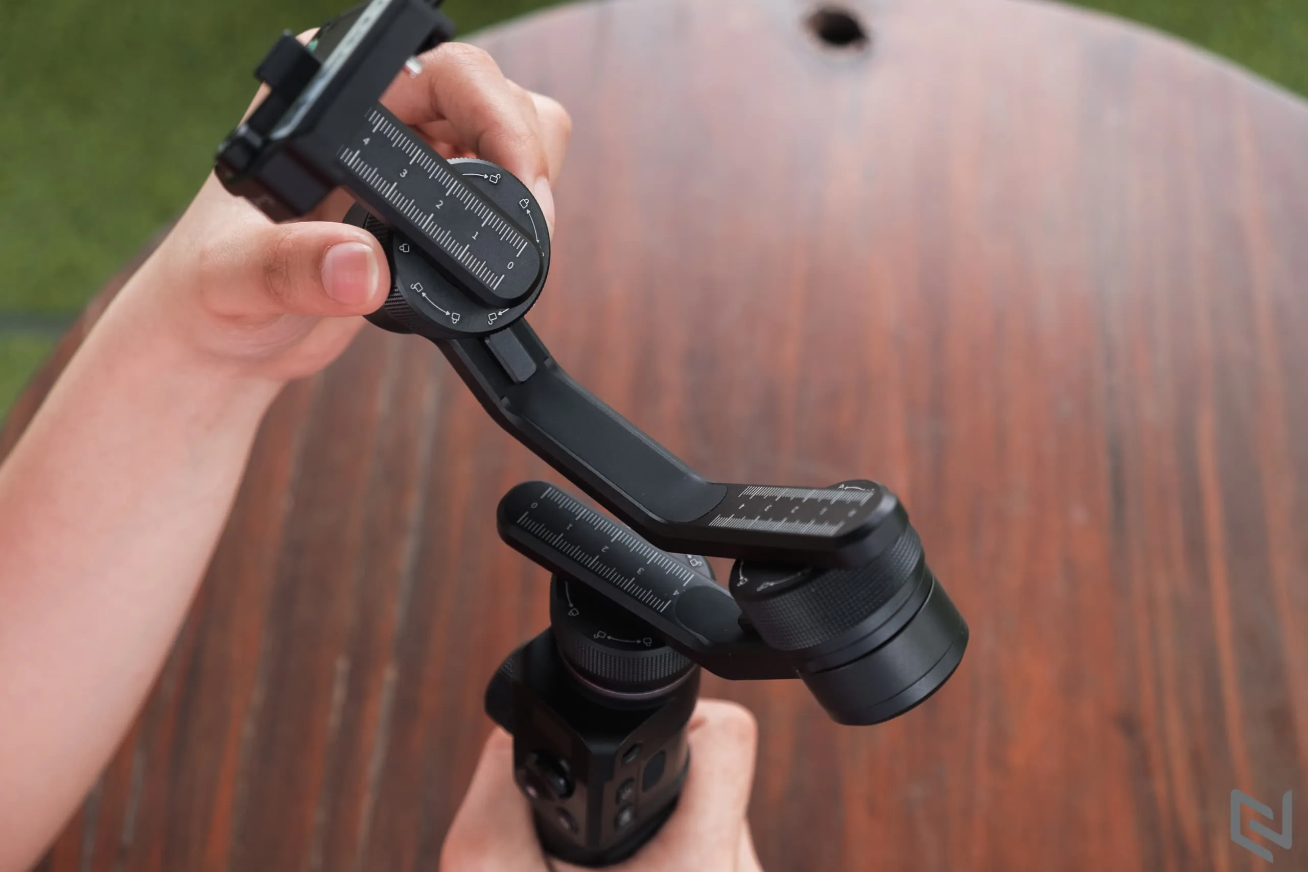 Trên tay gimbal FeiyuTech G6 Max: Nhỏ gọn và đa năng dùng được cho máy ảnh và điện thoại