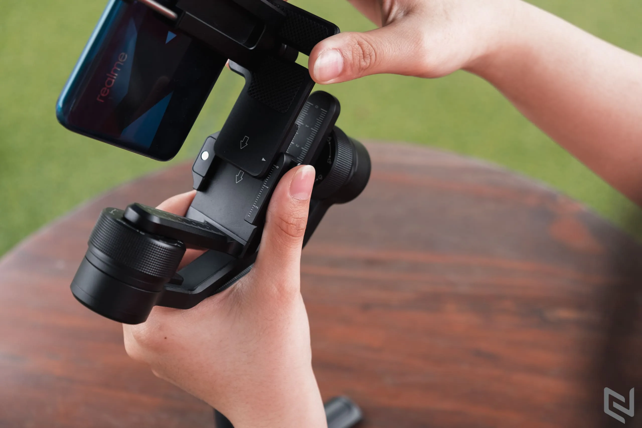 Trên tay gimbal FeiyuTech G6 Max: Nhỏ gọn và đa năng dùng được cho máy ảnh và điện thoại
