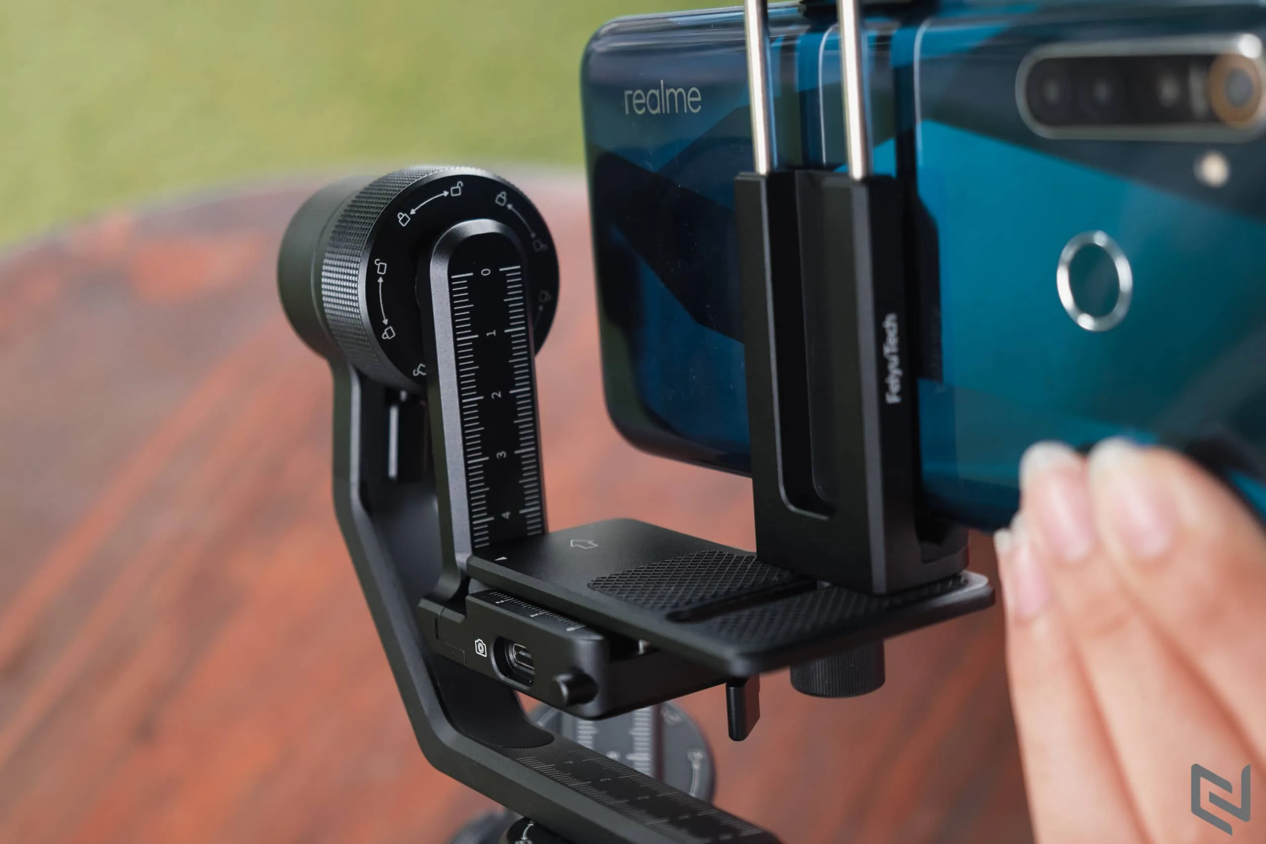 Trên tay gimbal FeiyuTech G6 Max: Nhỏ gọn và đa năng dùng được cho máy ảnh và điện thoại