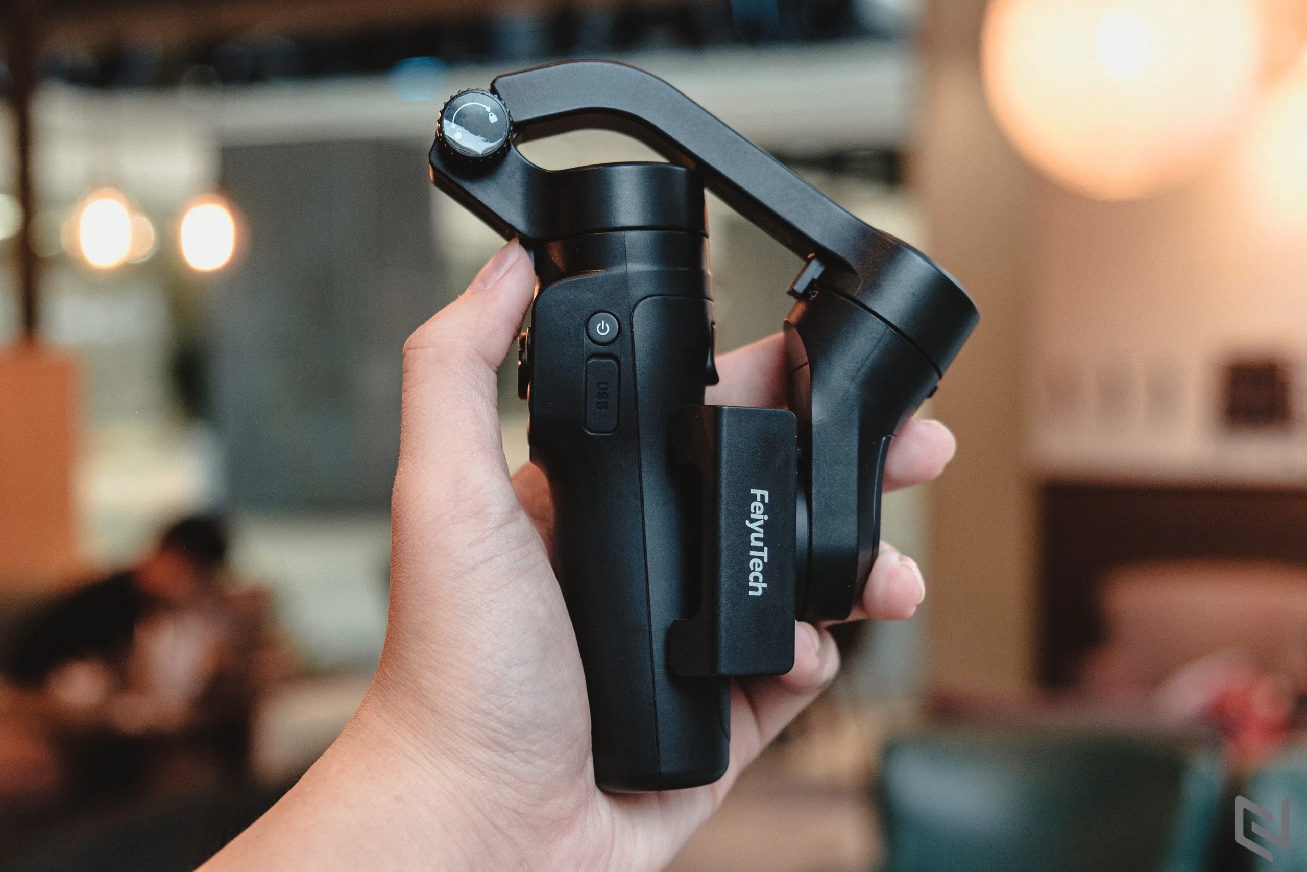 Trên tay gimbal điện thoại FeiyuTech VLOG Pocket 2: Kích thước nhỏ, chống rung ba trục, pin cực trâu