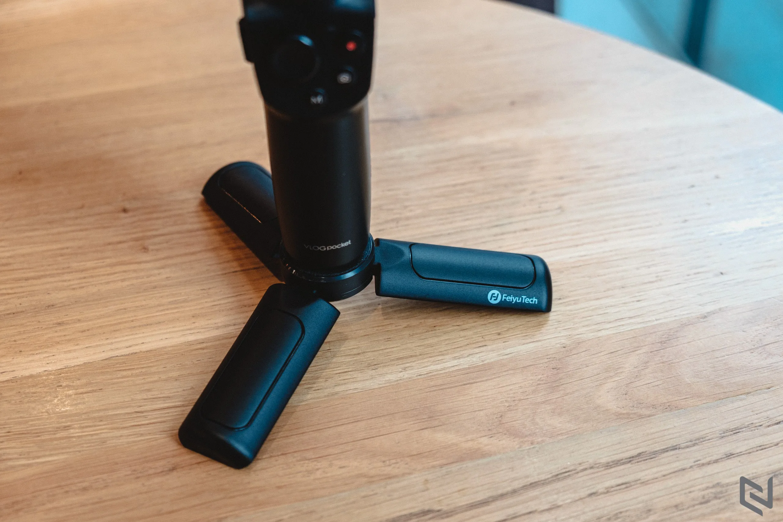 Trên tay gimbal điện thoại FeiyuTech VLOG Pocket 2: Kích thước nhỏ, chống rung ba trục, pin cực trâu