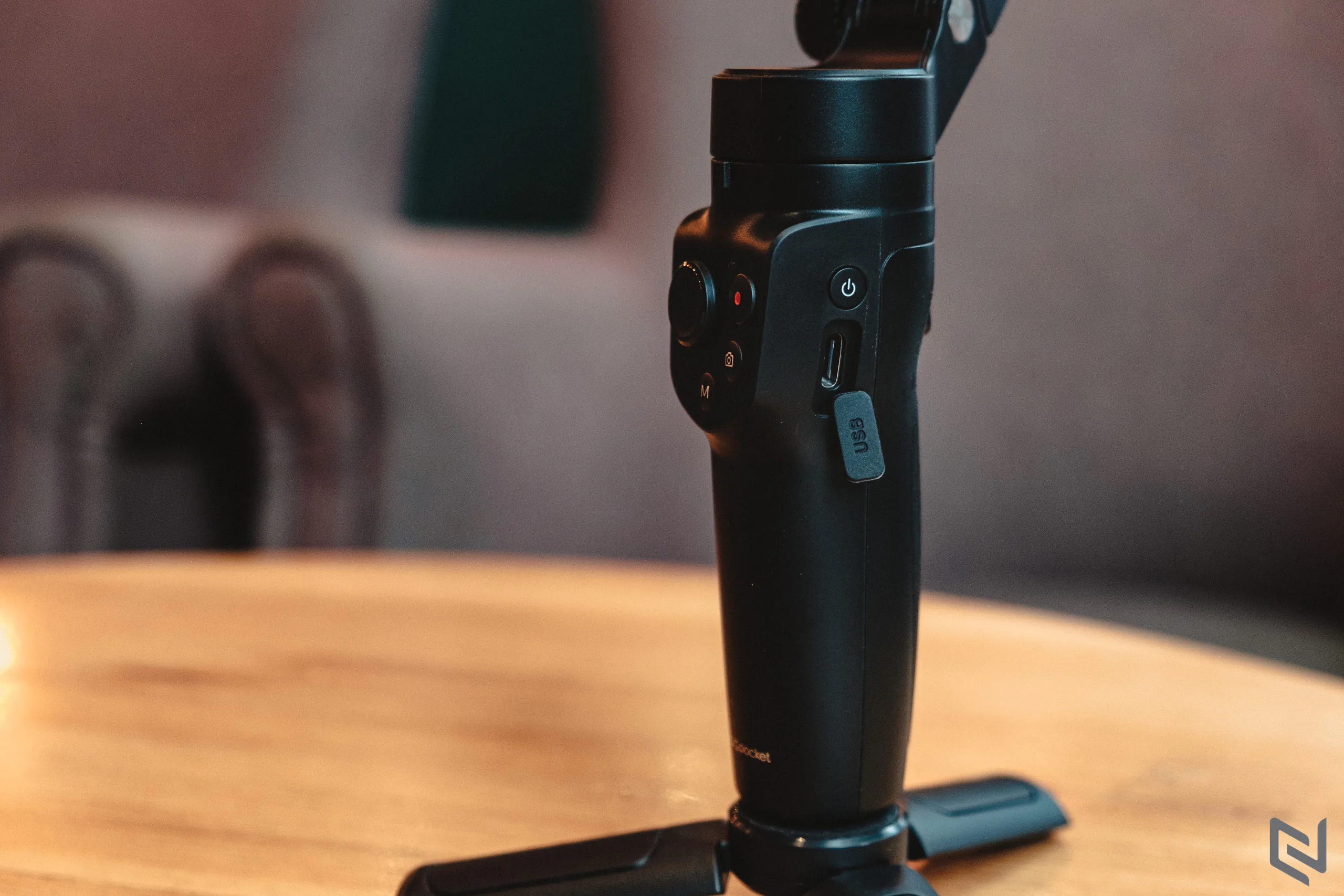 Trên tay gimbal điện thoại FeiyuTech VLOG Pocket 2: Kích thước nhỏ, chống rung ba trục, pin cực trâu