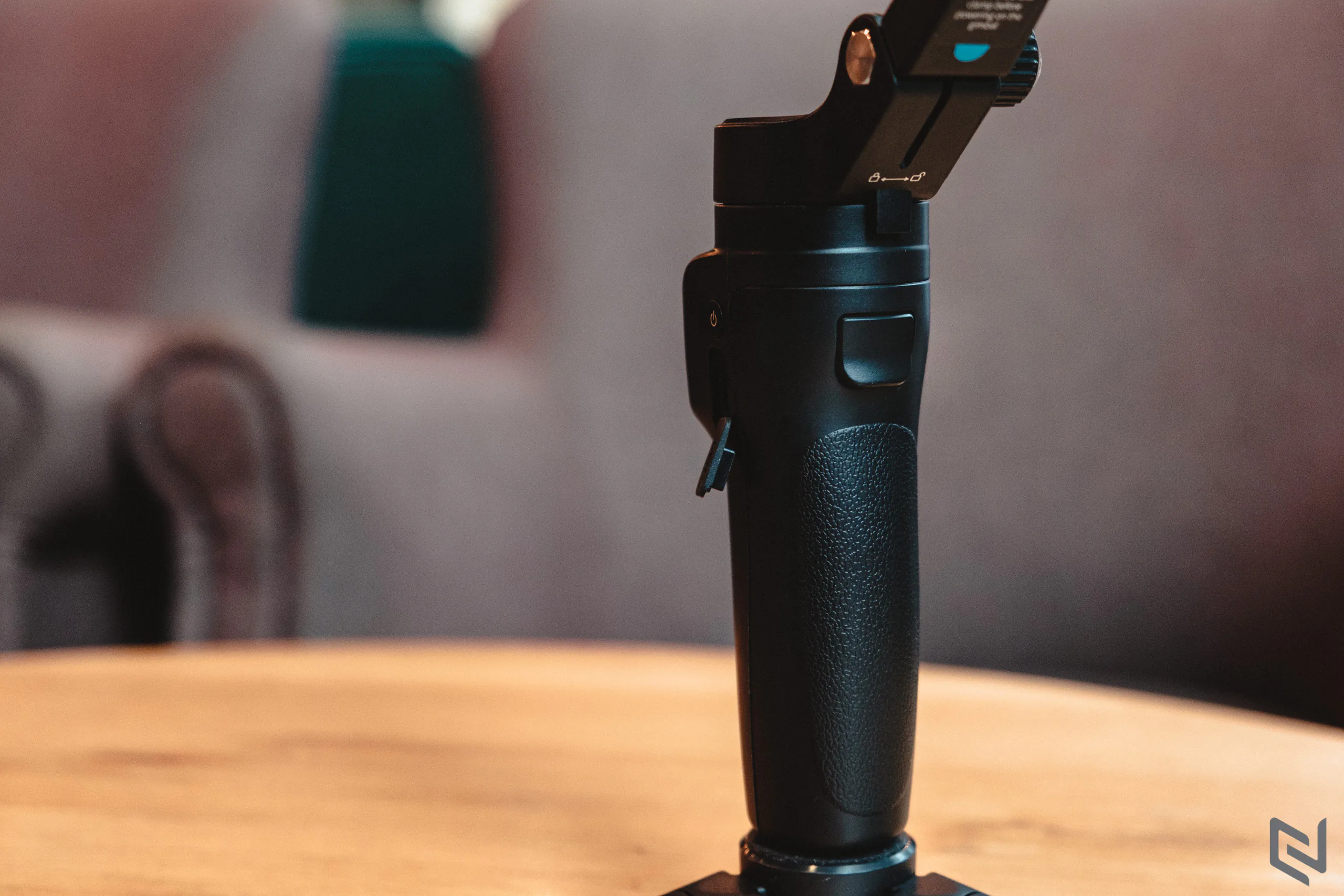 Trên tay gimbal điện thoại FeiyuTech VLOG Pocket 2: Kích thước nhỏ, chống rung ba trục, pin cực trâu