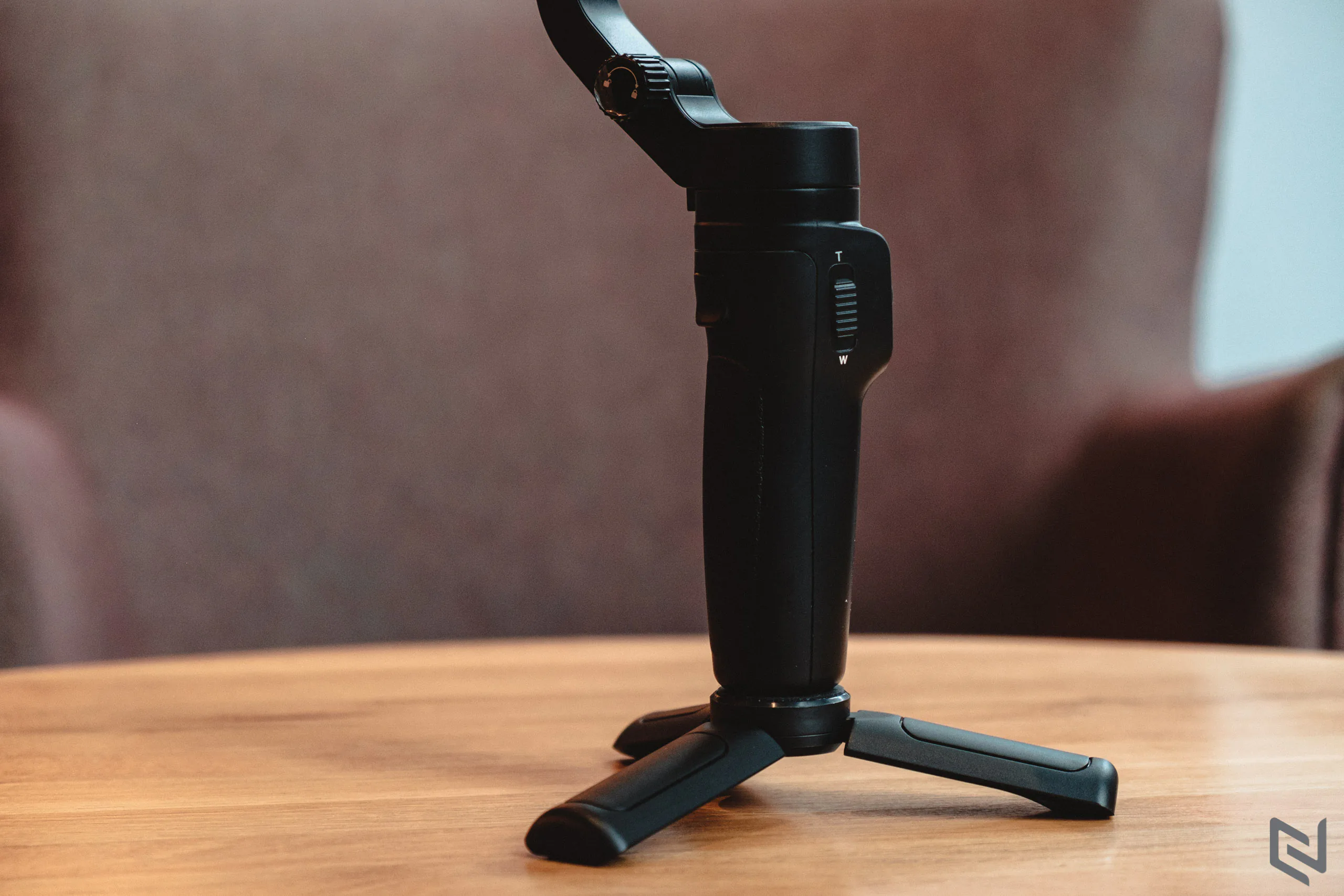 Trên tay gimbal điện thoại FeiyuTech VLOG Pocket 2: Kích thước nhỏ, chống rung ba trục, pin cực trâu