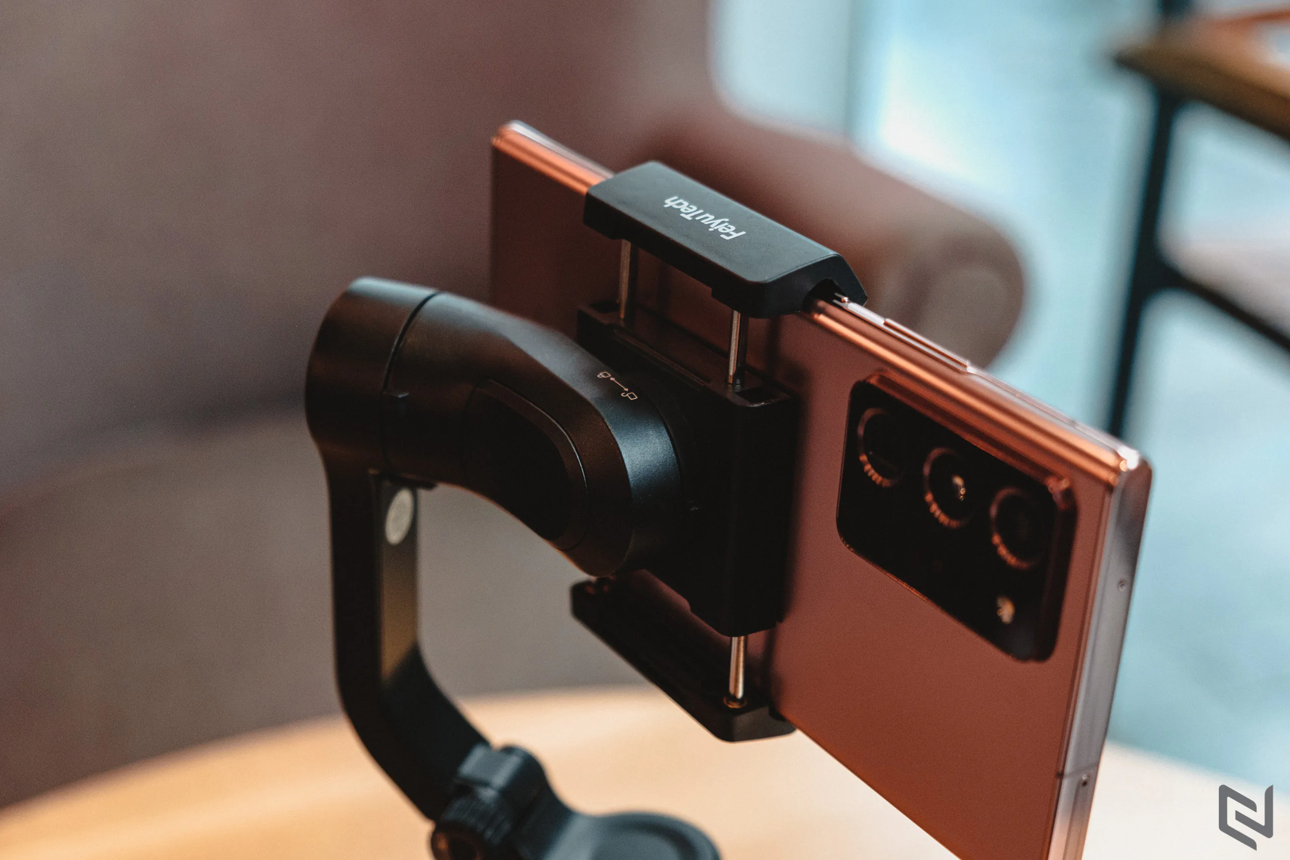 Trên tay gimbal điện thoại FeiyuTech VLOG Pocket 2: Kích thước nhỏ, chống rung ba trục, pin cực trâu