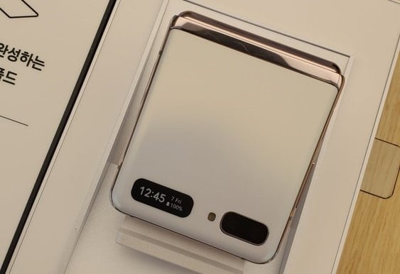 Ảnh thực tế Galaxy Z Flip 5G trong màu trắng Mystic White mới