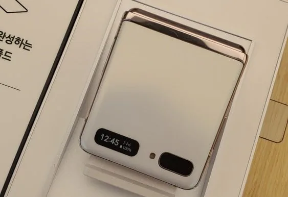 Ảnh thực tế Galaxy Z Flip 5G trong màu trắng Mystic White mới