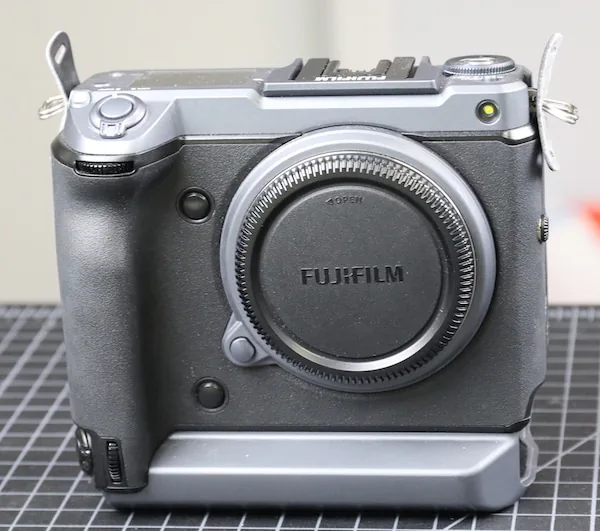 Tháo tung một chiếc máy ảnh Fujifilm GFX 100 bị nước muối ăn mòn