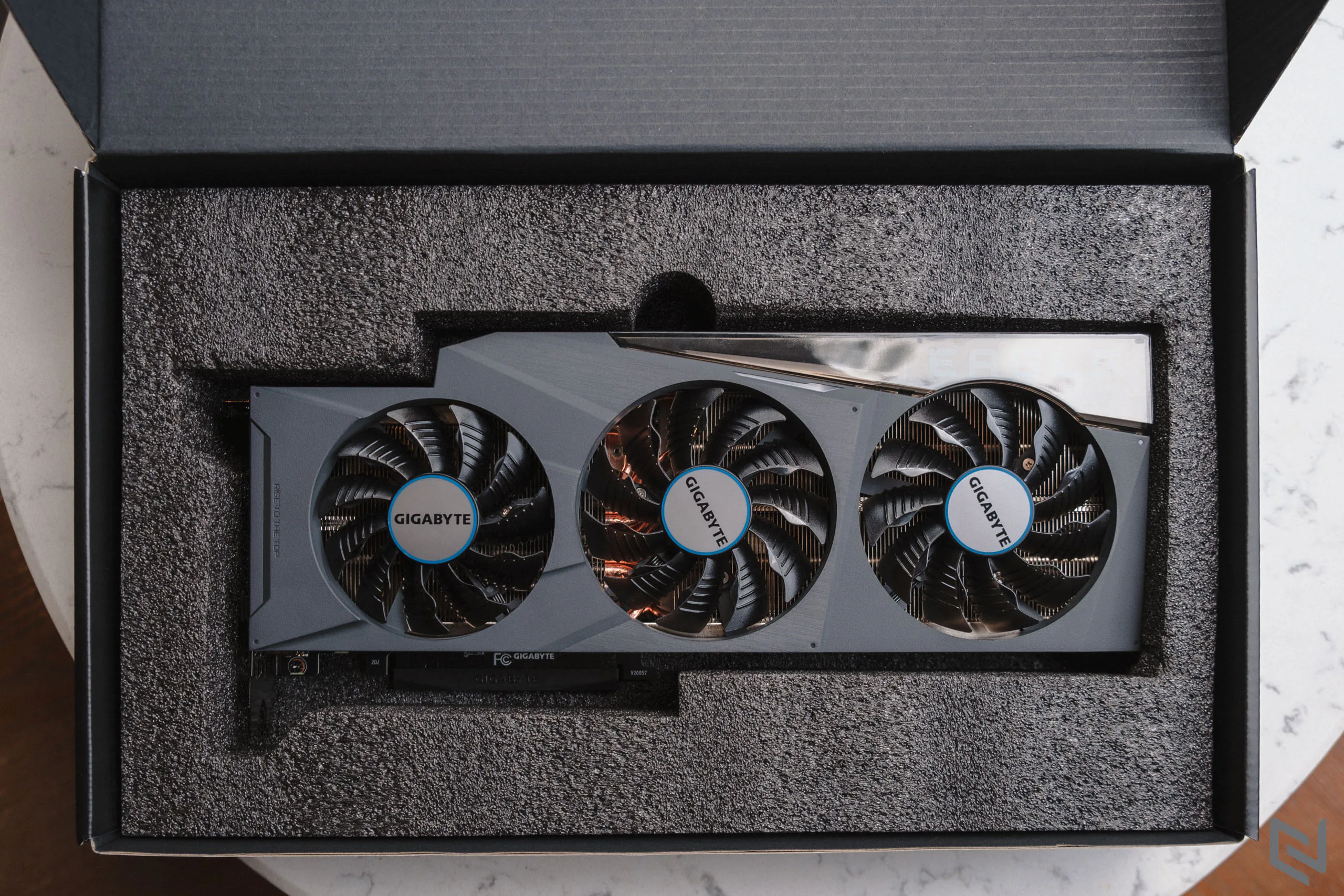 Trên tay card đồ hoạ GIGABYTE Geforce RTX 3080 EAGLE OC 10G mới: Hệ thống tản nhiệt mới mát hơn, mạnh mẽ hơn so với thế hệ trước và đẹp hơn rất nhiều